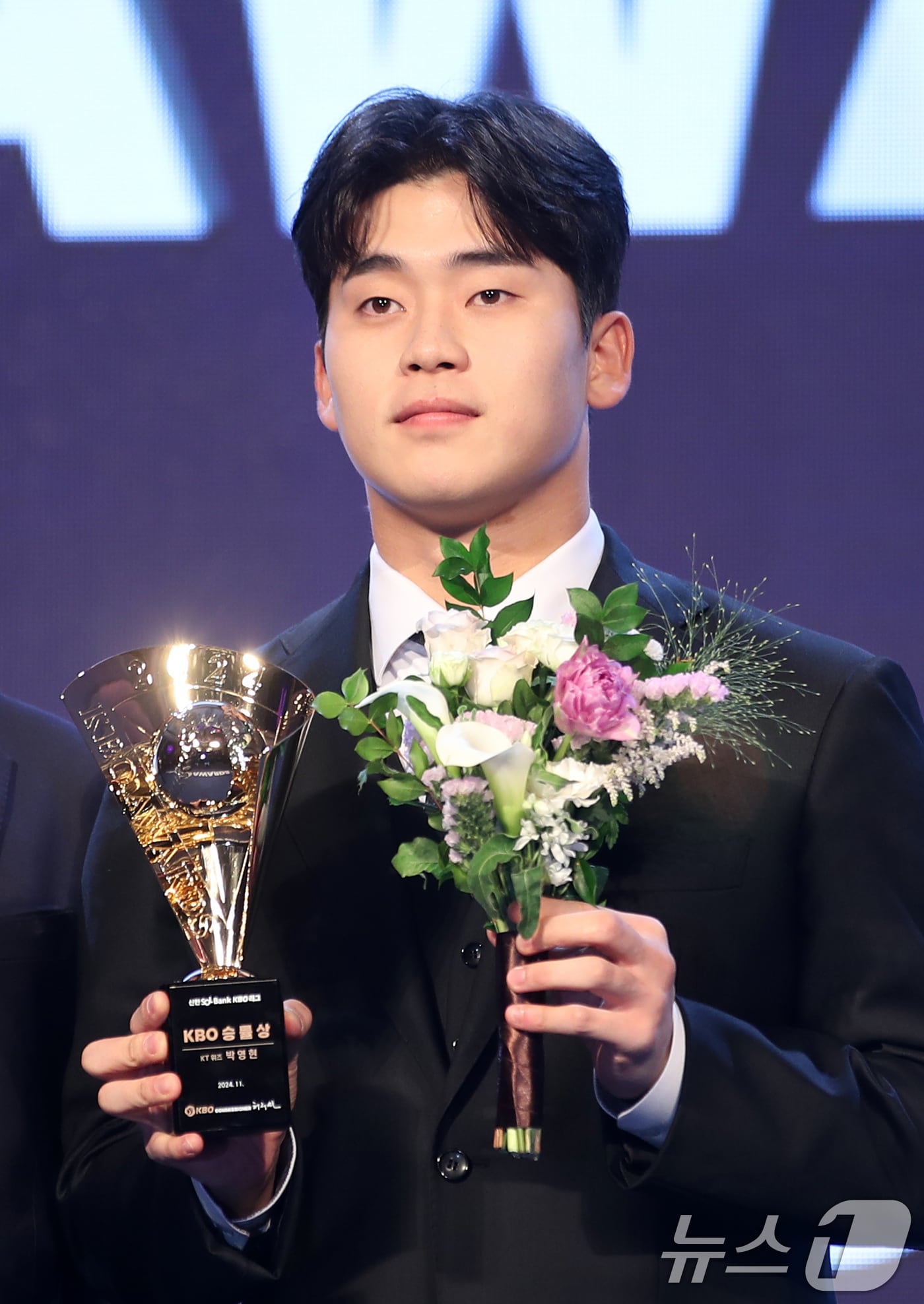 26일 오후 서울 송파구 잠실 롯데월드 호텔에서 열린 프로야구 '2024 신한 SOL 뱅크 KBO리그' 시상식에서 투수 부문 승률상을 수상한 KT 박영현이 기념촬영하고 있다. 2024.11.26/뉴스1 ⓒ News1 이승배 기자
