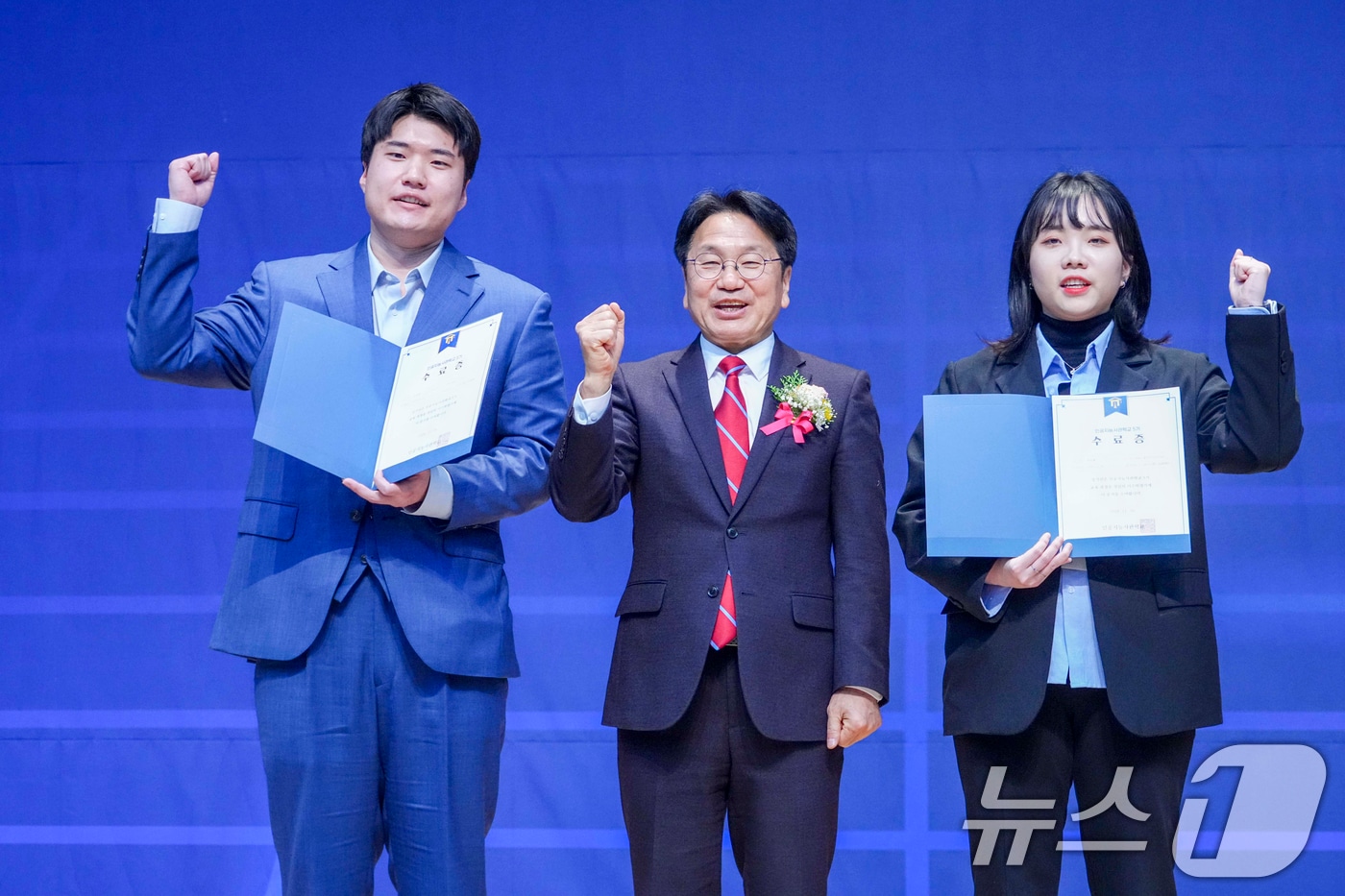 강기정 광주시장이 26일 오후 서구 김대중컨벤션센터에서 열린 &#39;광주인공지능사관학교 5기 성과공유회 및 수료식&#39;에 참석해 교육생 대표에게 수료증을 수여한 후 기념촬영을 하고 있다.&#40;광주시 제공&#41;2024.11.26/뉴스1 ⓒ News1 박준배 기자