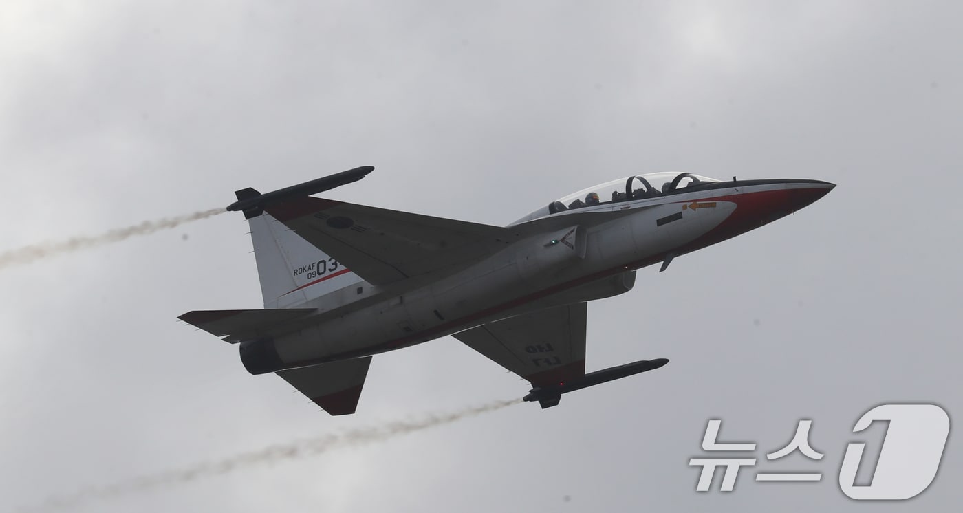 26일 오후 경기 수원시 공군 제10전투비행단에서 열린 &#39;수원공군기지 주둔 70주년 기념 부대개방행사&#39;에서 T-50 초음속 고등훈련기가 단기기동을 선보이고 있다. 2024.11.26/뉴스1 ⓒ News1 김영운 기자