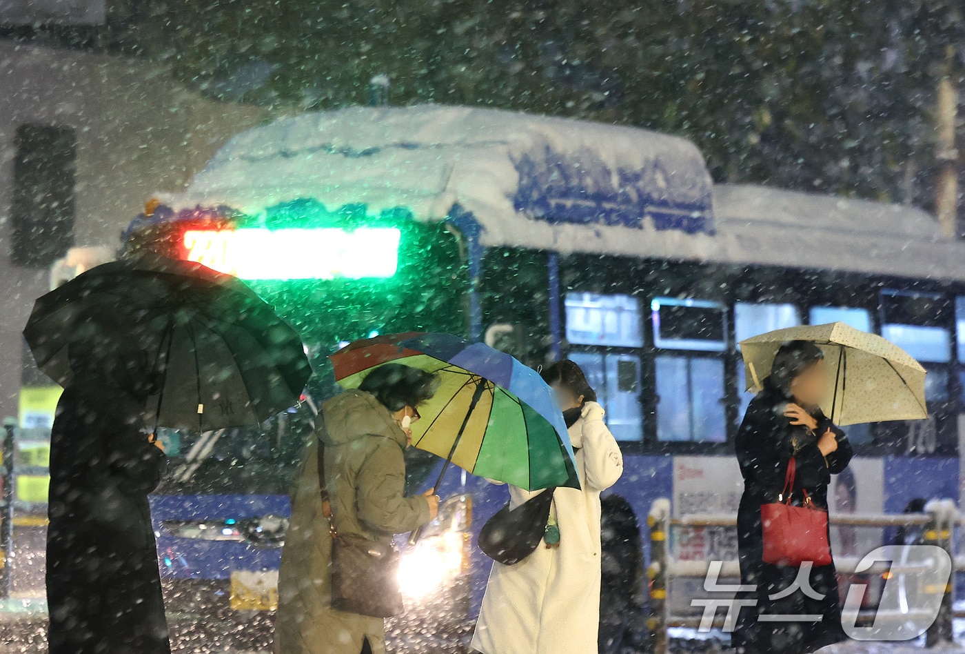 서울 전역에 대설주의보가 발효된 27일 서울 종로구 종각역 인근 거리에서 시민들이 발걸음을 재촉하고 있다. 2024.11.27/뉴스1 ⓒ News1 이동해 기자