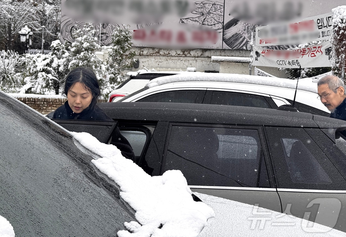 김민희(왼쪽)와 황상수 감독 2024.11.27/뉴스1 ⓒ News1 박혜성 기자