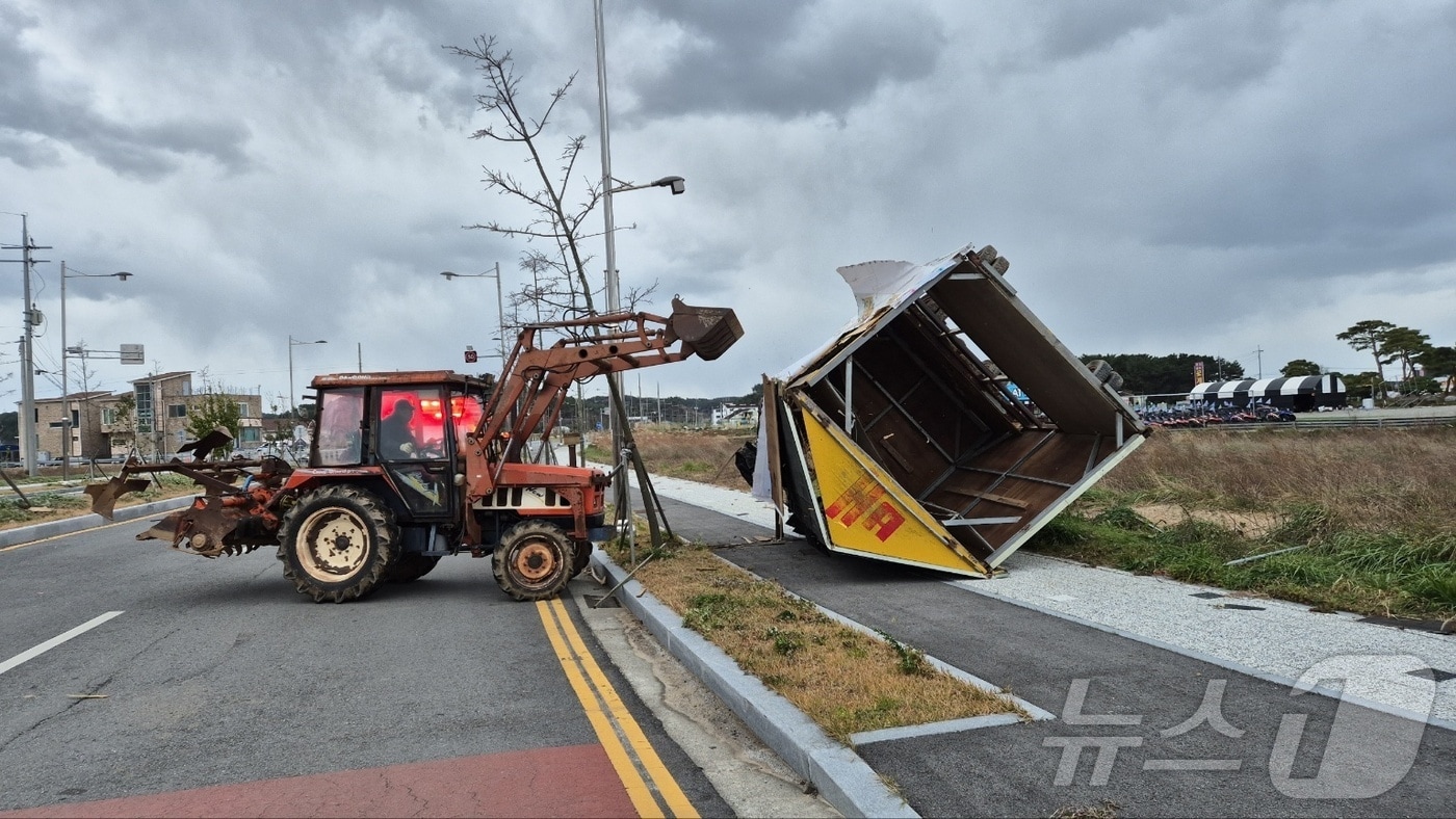 태안 안면읍에서 시설물이 뒤집혀 있는 모습. (태안소방서 제공) / 뉴스1
