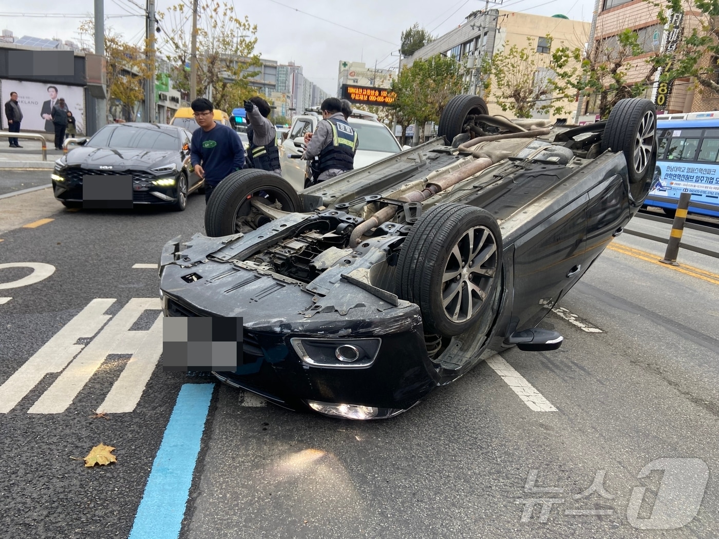  27일 오전 9시 45분께 대전 서구 변동에서 일어난 차량 전복 사고 현장. &#40;대전소방본부 제공&#41;/뉴스1 