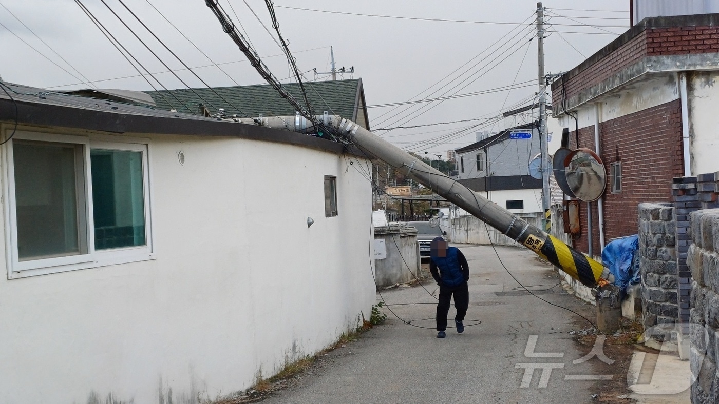 전북자치도 익산시 신용동에서 강풍에 전신주가 쓰러진 모습(전북소방본부 제공) ⓒ News1 장수인 기자
