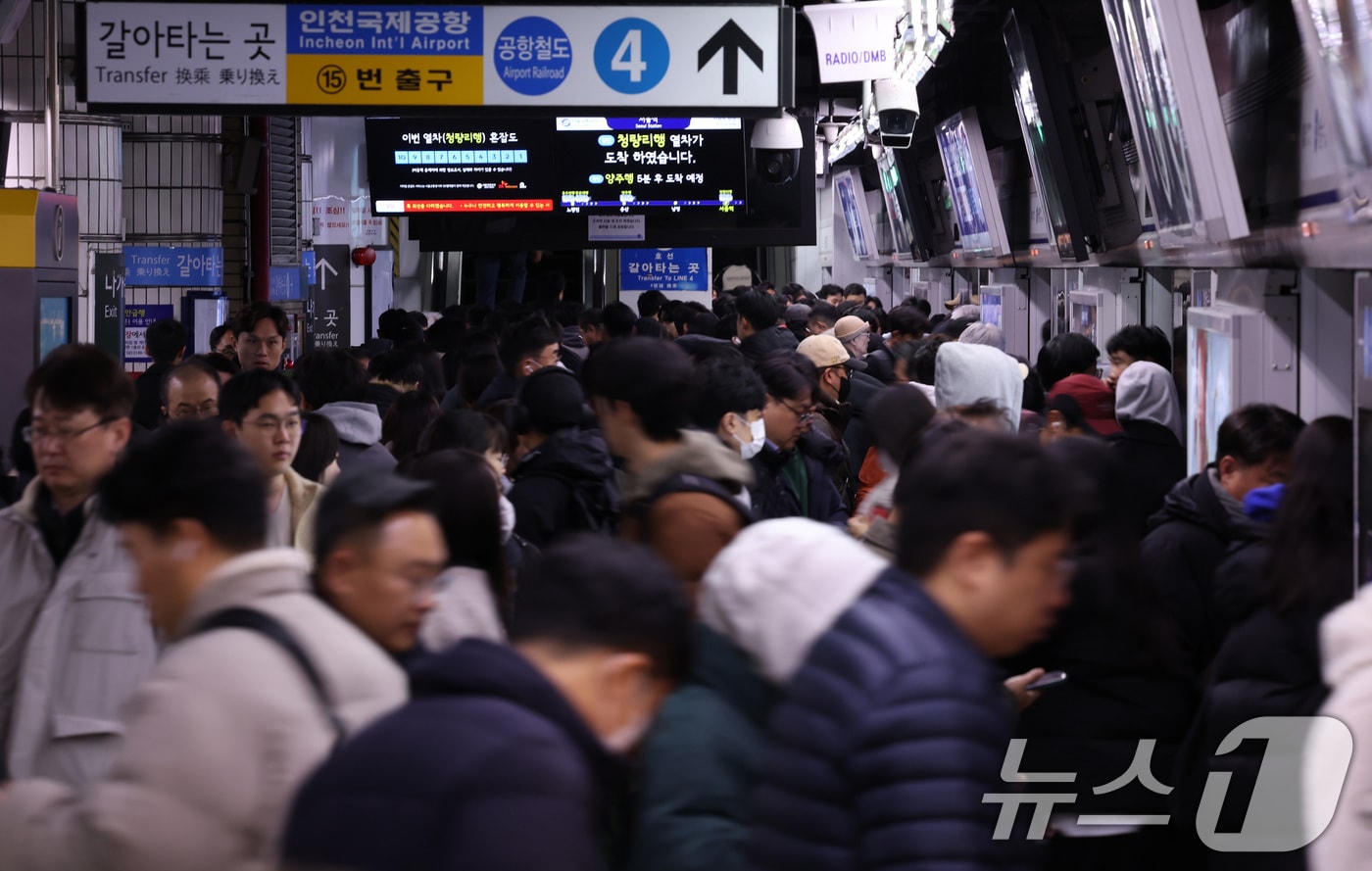 수도권 지역에 대설특보가 발효된 28일 서울 지하철 1호선 서울역 탑승장이 출근길 이용객들로 붐비고 있다. 2024.11.28/뉴스1 ⓒ News1 김성진 기자