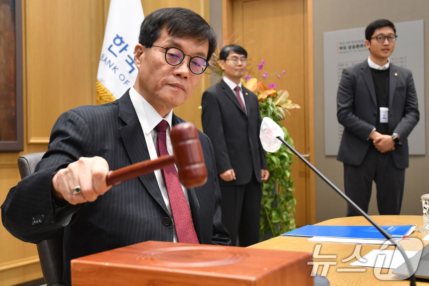 이창용 한국은행 총재가 28일 오전 서울 중구 한국은행에서 열린 금융통화위원회에서 의사봉을 두드리고 있다. 2024.11.28/뉴스1 ⓒ News1 사진공동취재단