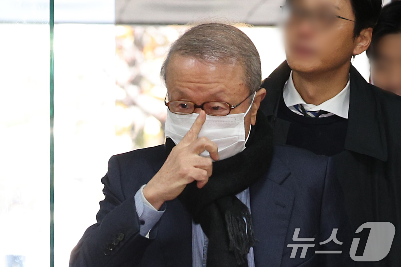 '70억 배임 유죄' 홍원식 前남양유업 회장 1심 징역 3년에 항소 - 뉴스 썸네일 이미지