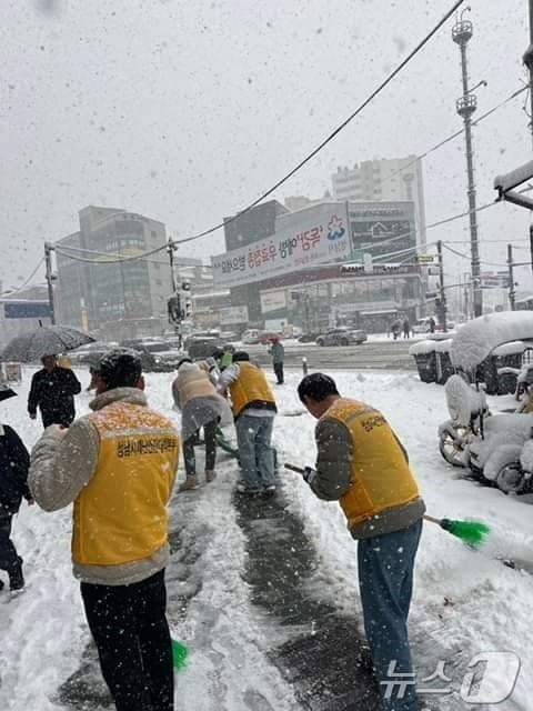 경기 성남시가 이틀째 이어지는 폭설에 전 직원 3000여명을 동원해 제설작업에 나섰다.&#40;성남시 제공&#41;/