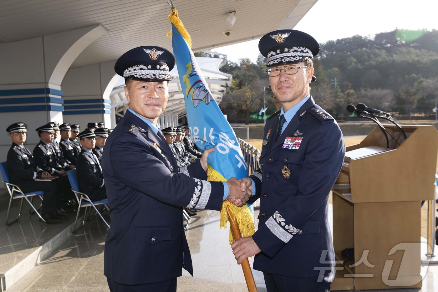 손석락 공군교육사령관&#40;오른쪽&#41;이 28일 교육사령부 연병장에서 이영수 공군참모총장으로부터 지휘권을 상징하는 부대기를 이양받고 있다&#40;공군교육사 제공&#41;. 2024.11.28