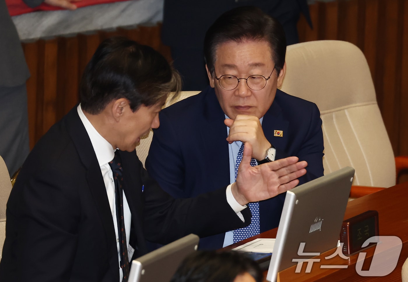 2024년 11월 28일 서울 여의도 국회에서 열린 제418회국회(정기회) 제13차 본회의에서 이재명 더불어민주당 대표와 조국 조국혁신당 대표가 대화하고 있는 모습. 2024.11.28 ⓒ 뉴스1 김민지 기자