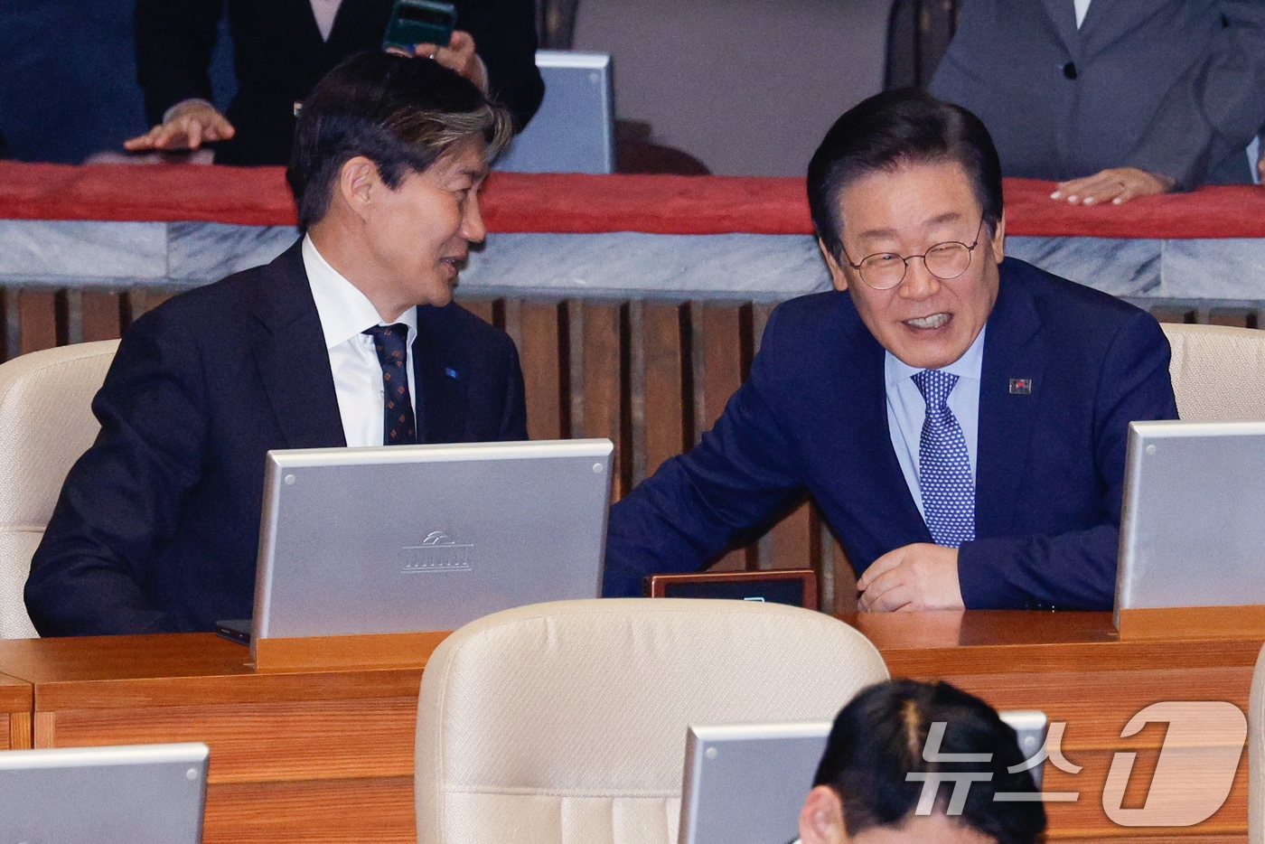 2024년 11월 28일 당시 이재명 더불어민주당 대표가 서울 여의도 국회에서 열린 제418회국회(정기회) 제13차 본회의에서 조국 조국혁신당 대표와 대화하고 있는 모습. 2024.11.28/뉴스1 ⓒ News1 안은나 기자