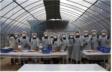 김장김치 나눔 봉사에 나선 한국지질자원연구원 직원들이 기념촬영을 하고 있다.&#40;지질연 제공&#41;/뉴스1