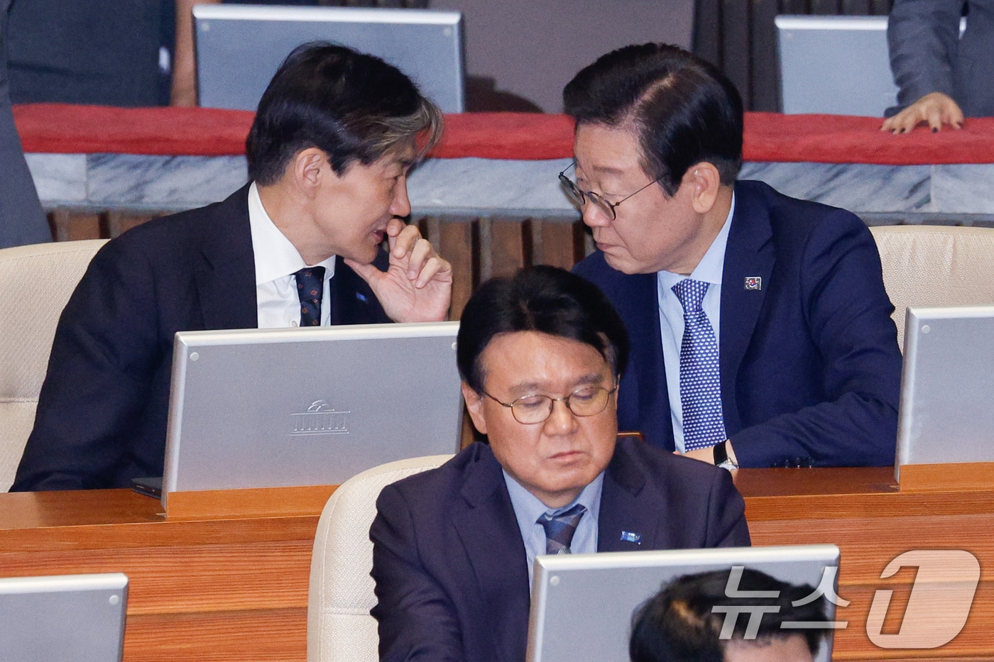 2024년 11월 28일 당시 이재명 더불어민주당 대표가 서울 여의도 국회에서 열린 제418회국회(정기회) 제13차 본회의에서 조국 조국혁신당 대표와 대화하고 있다. 2024.11.28/뉴스1 ⓒ News1 안은나 기자