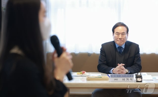 서거석 전북교육감이 28일 전주시 효자동 아카시아홀에서 열린 ‘교권침해 예방과 보호 강화를 위한 교육감-교원 간담회’에서 참석한 교사의 피해 사례를 경청하고 있다.&#40;전북교육청 제공&#41;/뉴스1