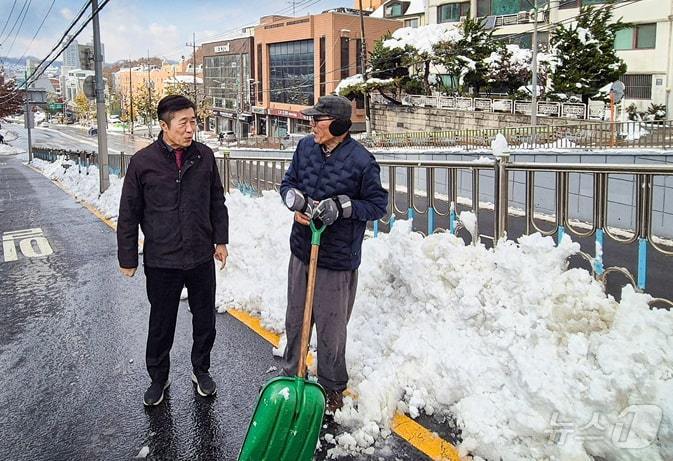 전성수 구청장이 방배3동에서 제설 작업을 하는 모습. &#40;서초구 제공&#41;ⓒ 뉴스1