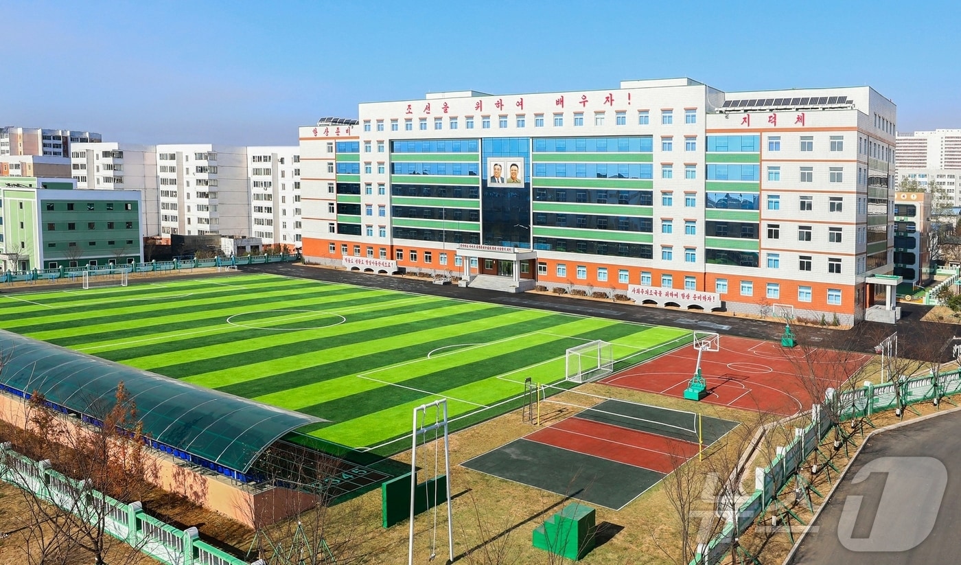 (평양 노동신문=뉴스1) = 북한 노동당 기관지 노동신문은 29일 "당 중앙위원회 제8기 제9차 전원회의 후 지금까지 전국적으로 340여 개 학교와 780여 개 분교, 150여 개 유치원들이 본보기 수준으로 새로 건설 및 개건 현대화됐다"라고 보도했다. [국내에서만 사용가능. 재배포 금지. DB 금지. For Use Only in the Republic of Korea. Redistribution Prohibited] rodongphoto@news1.kr