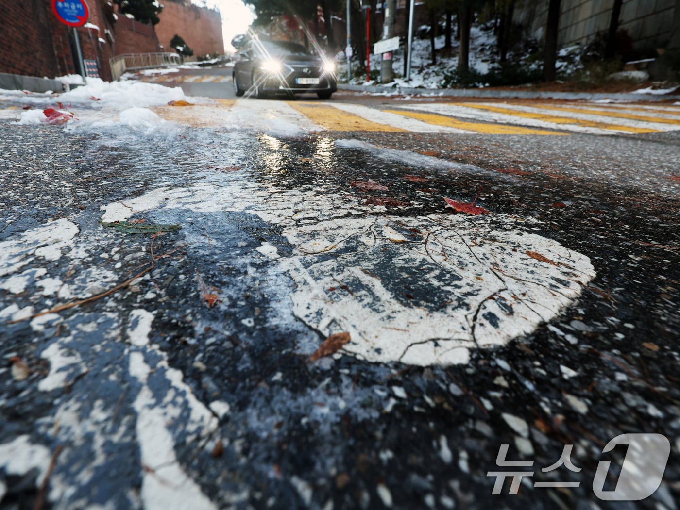 폭설이 그친 후 한파가 찾아온 지난 달 29일 오전 서울 종로구의 도로 곳곳이 얼어 있다. 2024.11.29/뉴스1 ⓒ News1 황기선 기자