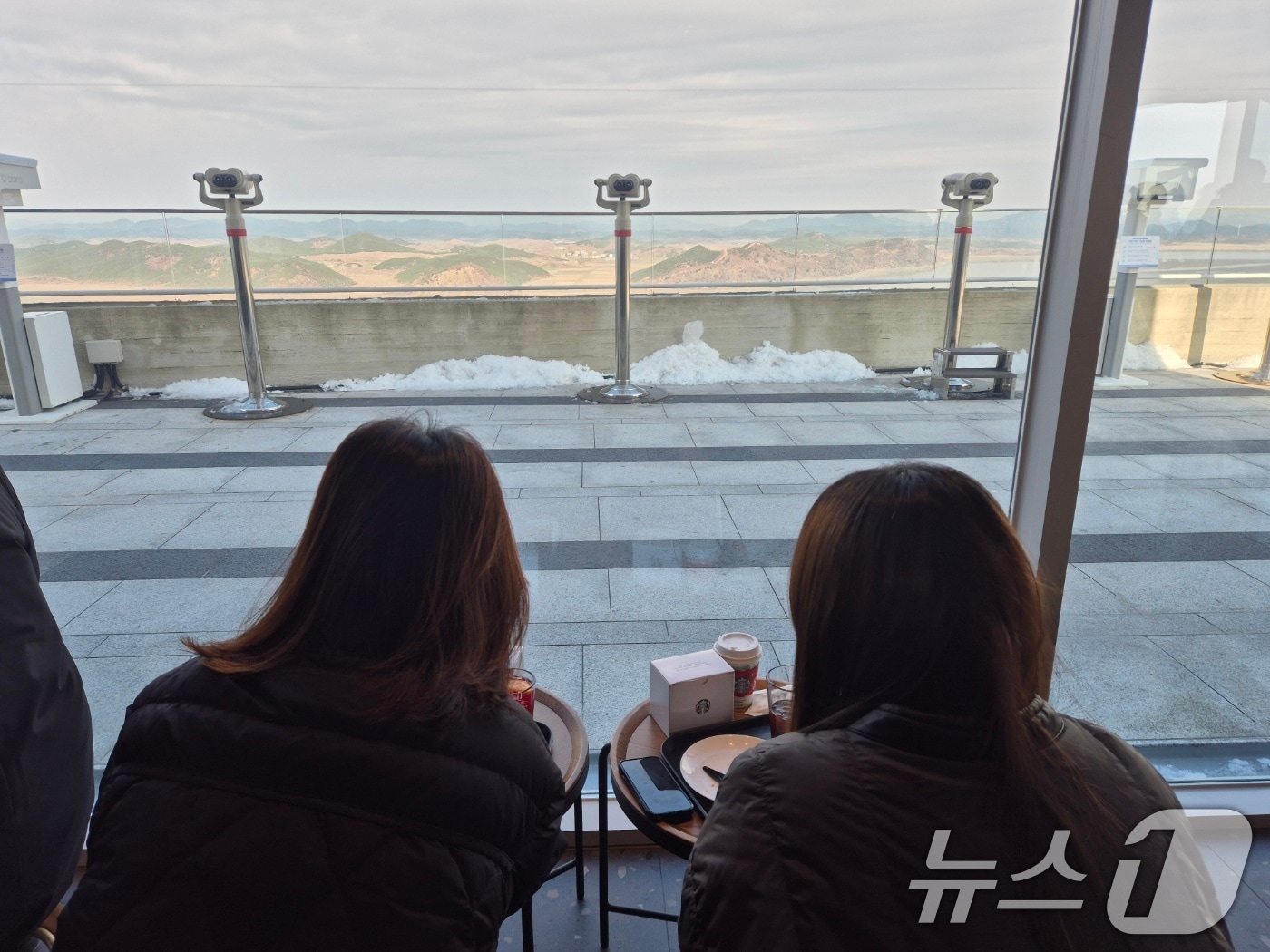 29일 경기 김포시 애기봉평화생태공원 조강전망대에 문을 연 스타벅스에서 방문객들이 북한을 바라보고 있다. 애기봉평화생태공원은 북한 개풍군과 불과 1.4㎞ 떨어진 곳에 있는 접경지이다. 2024.11.29/뉴스1 ⓒ News1 이시명 기자