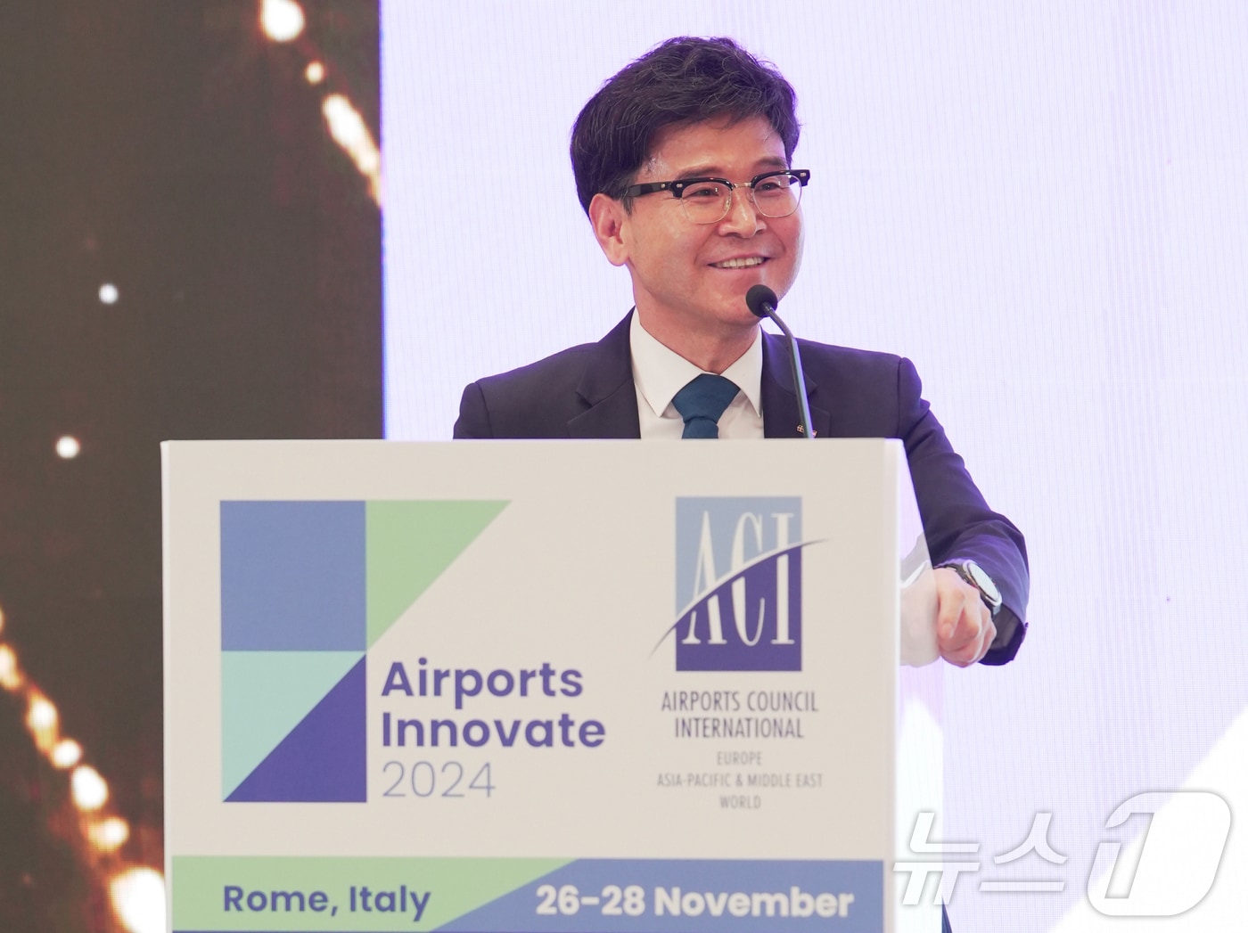 이정기 사장직무대행이 26일부터 28일까지 이탈리아 로마에서 열린 &#39;Airports Innovate 2024&#39;에서 발언을 하고 있다. &#40;한국공항공사 제공&#41; / 뉴스1