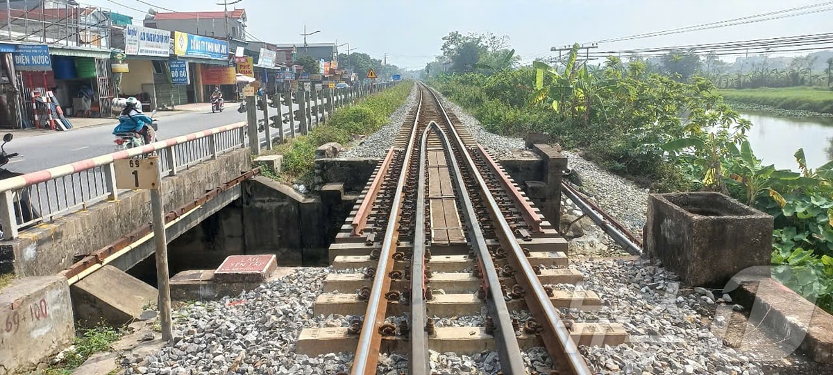 베트남 현지에 시험 시공한 합성수지 철도침목(코레일 제공)/뉴스1