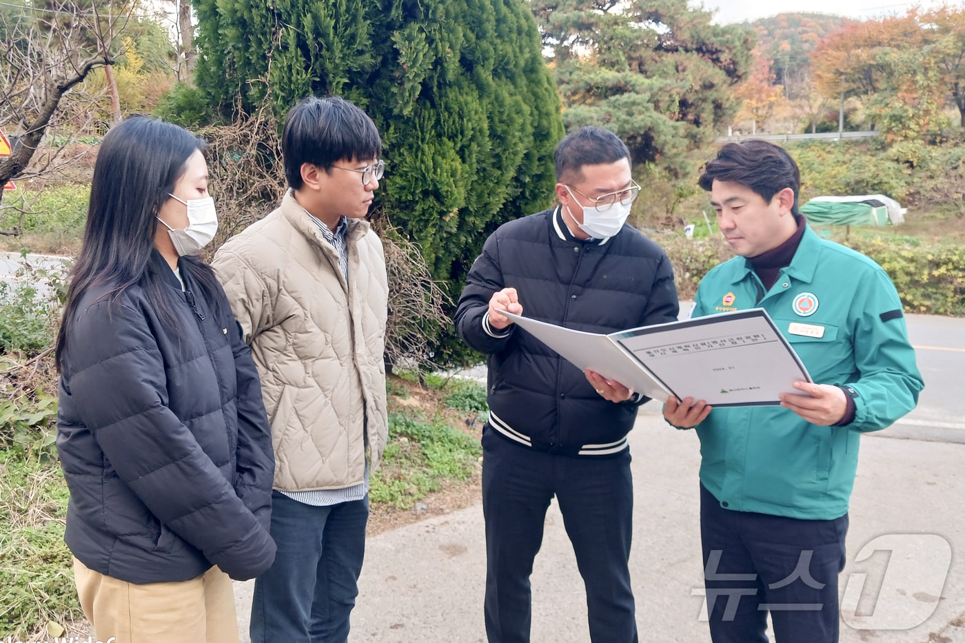 울산시의회 김종훈 의원이 29일 ‘태화강변 훼손지 복구사업’ 현장을 찾아 관계자들에게 신속하고 원활한 사업추진을 당부했다.&#40;울산시의회 제공&#41;