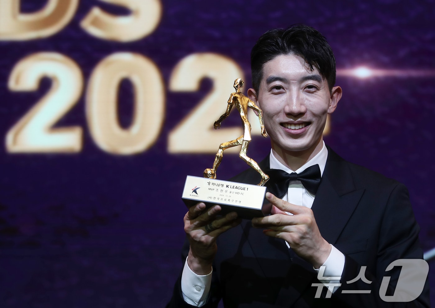 조현우(울산HD)가 29일 오후 서울 서대문구 스위스그랜드호텔에서 열린 프로축구 '하나은행 K리그 2024 대상 시상식'에서 K리그1 MVP를 수상한 후 트로피를 들고 기념촬영을 하고 있다. 2024.11.29/뉴스1 ⓒ News1 오대일 기자