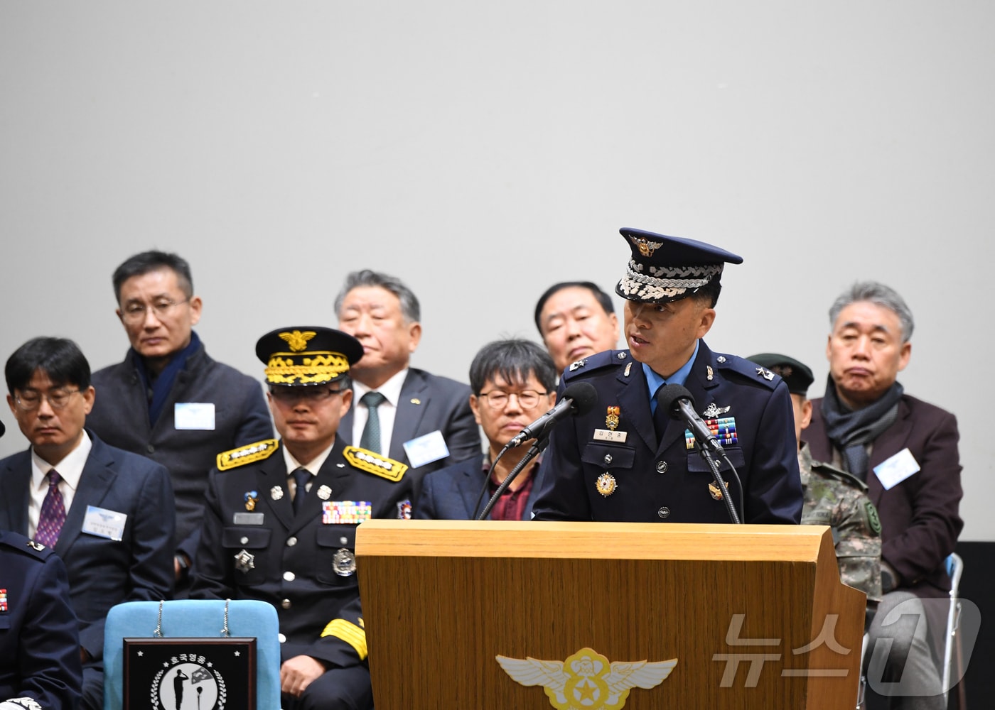 29일 공군18전투비행단 기지 내 대강당에서 열린 제29·30대 18전투비행단장 이·취임식에서 신임 김헌중 단장이 취임사를 낭독하고 있다.&#40;공군18전투비행단 제공&#41; 2024.11.29/뉴스1