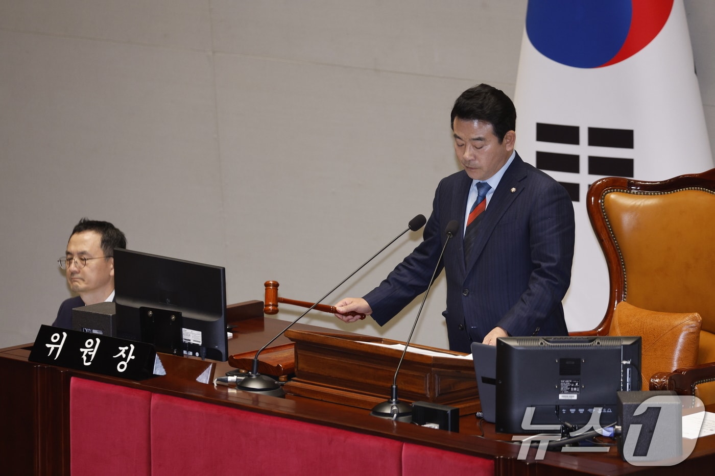 박정 국회 예산결산특별위원회 위원장이 29일 오후 서울 여의도 국회에서 제418회국회&#40;정기회&#41; 예결위 제13차 전체회의를 주재하고 있다. 이날 예산소위에서 야당 주도로 정부 예산안 감액안이 통과됐다. 2024.11.29/뉴스1 ⓒ News1 안은나 기자