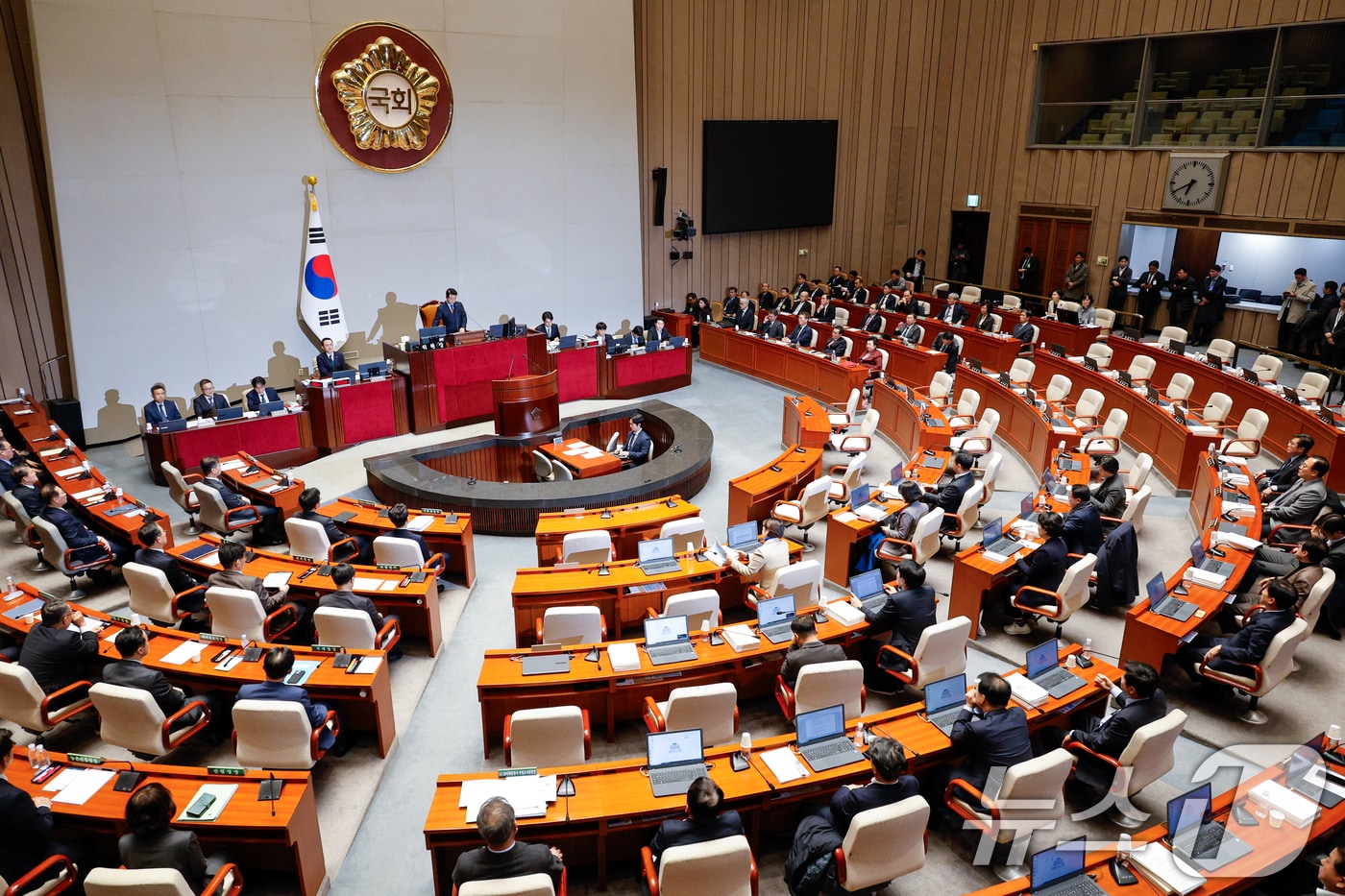 박정 국회 예산결산특별위원회 위원장이 29일 오후 서울 여의도 국회에서 열린 예결위 제13차 전체회의에서 국민의힘 의원들 퇴장 속에 정부 감액 예산안을 통과시키고 있다. 2024.11.29/뉴스1 ⓒ News1 안은나 기자