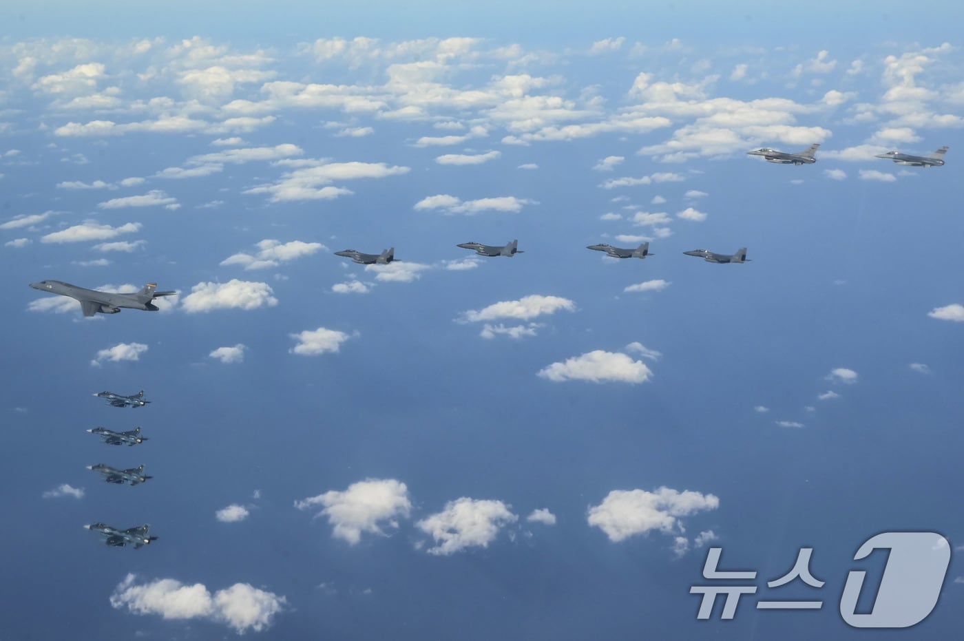 지난해 11월 한미일 3국이 한반도 인근에서 공중훈련을 실시하고 있다. 당시 훈련은 북한의 ICBM 발사에 대응하는 차원에서 실시됐다. 미국의 전략폭격기 전개와 연계해 한국 공군의 F-15K·KF-16 전투기와 미국 공군의 F-16 전투기 그리고 일본 항공자위대의 F-2 전투기가 참가했다. ( 미 공군 제공) 2024.11.3/뉴스1 ⓒ News1 박지혜 기자