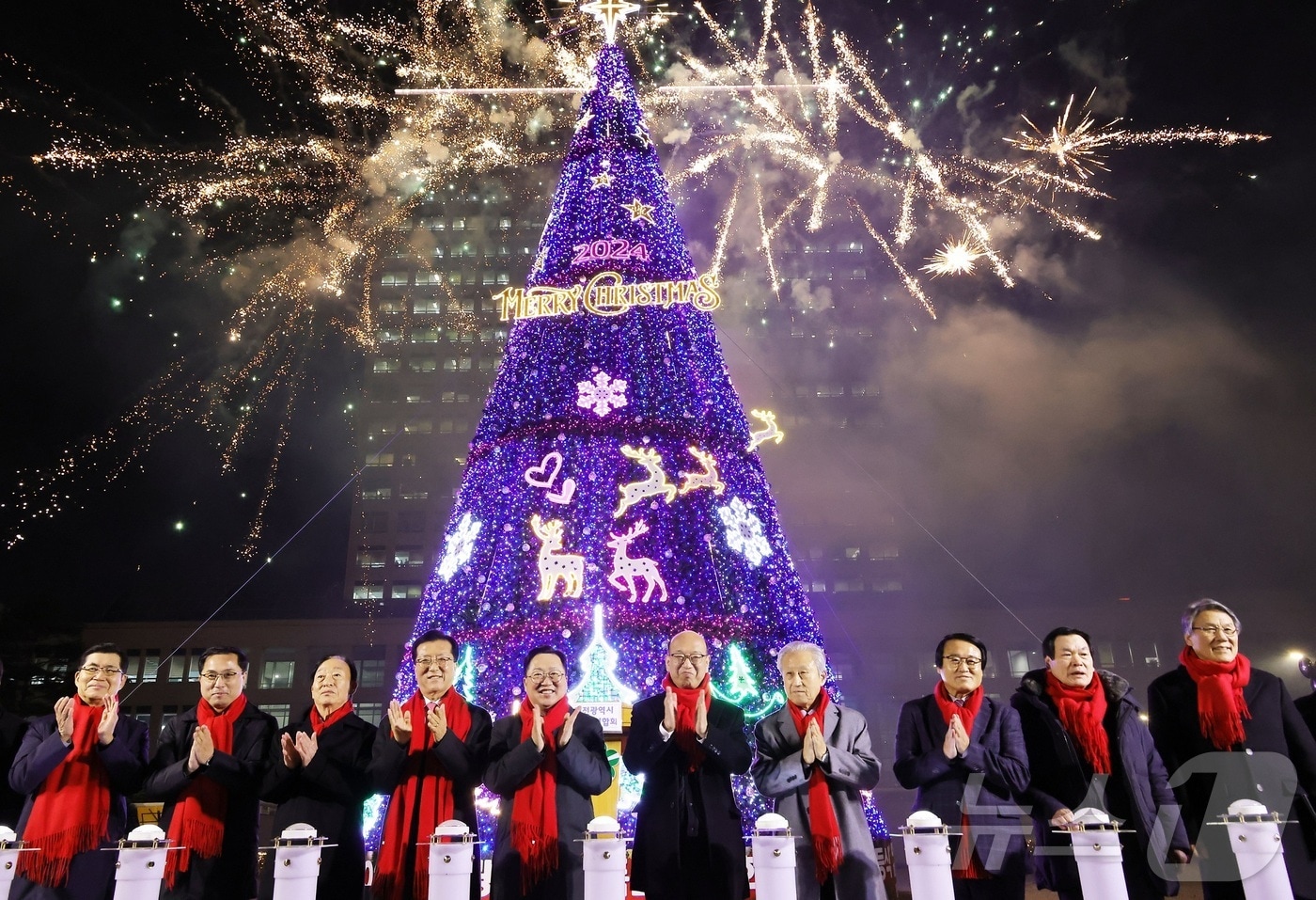 이장우 대전시장이 성탄트리 점등식에서 기념촬영 하고 있다.(대전시 제공)/뉴스1