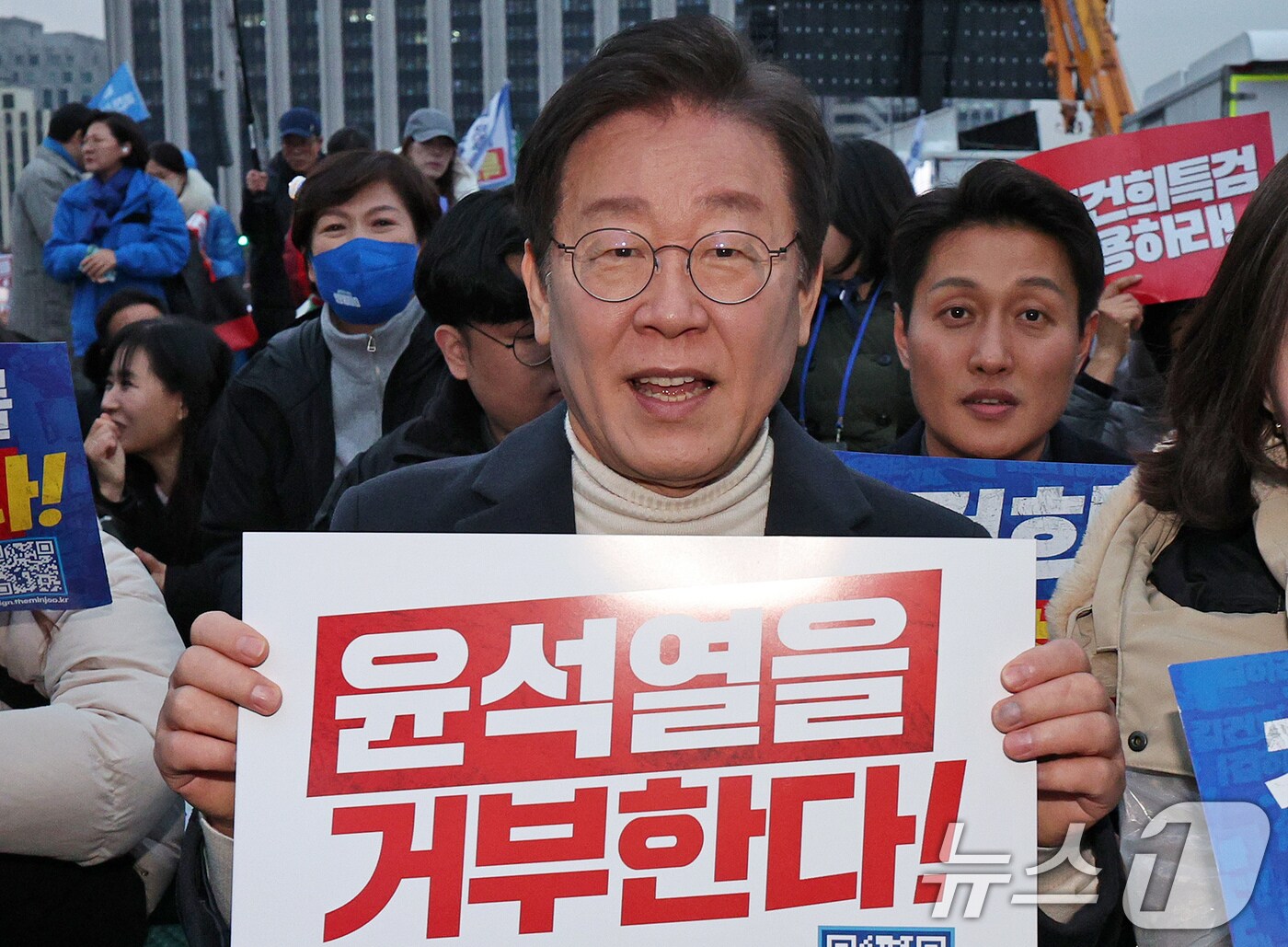 이재명 더불어민주당 대표가 30일 오후 서울 종로구 광화문 일대에서 열린 '김건희·윤석열 국정농단 규탄·특검 촉구 제5차 국민행동의 날'에 참석하며 윤석열 대통령을 규탄하는 구호를 외치고 있다. 2024.11.30/뉴스1 ⓒ News1 장수영 기자