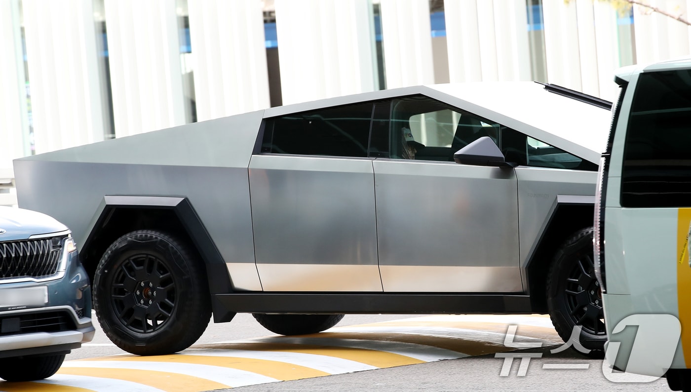 가수 지드래곤&#40;GD&#41;이 4일 아직 한국 출시 전인 테슬라의 전기 픽업트럭 &#39;사이버트럭&#40;Cybertruck&#41;&#39;을 타고 인천국제공항 제2터미널로 들어서고 있다. &#40;사진은 기사 내용과 무관함&#41; / 뉴스1 ⓒ News1