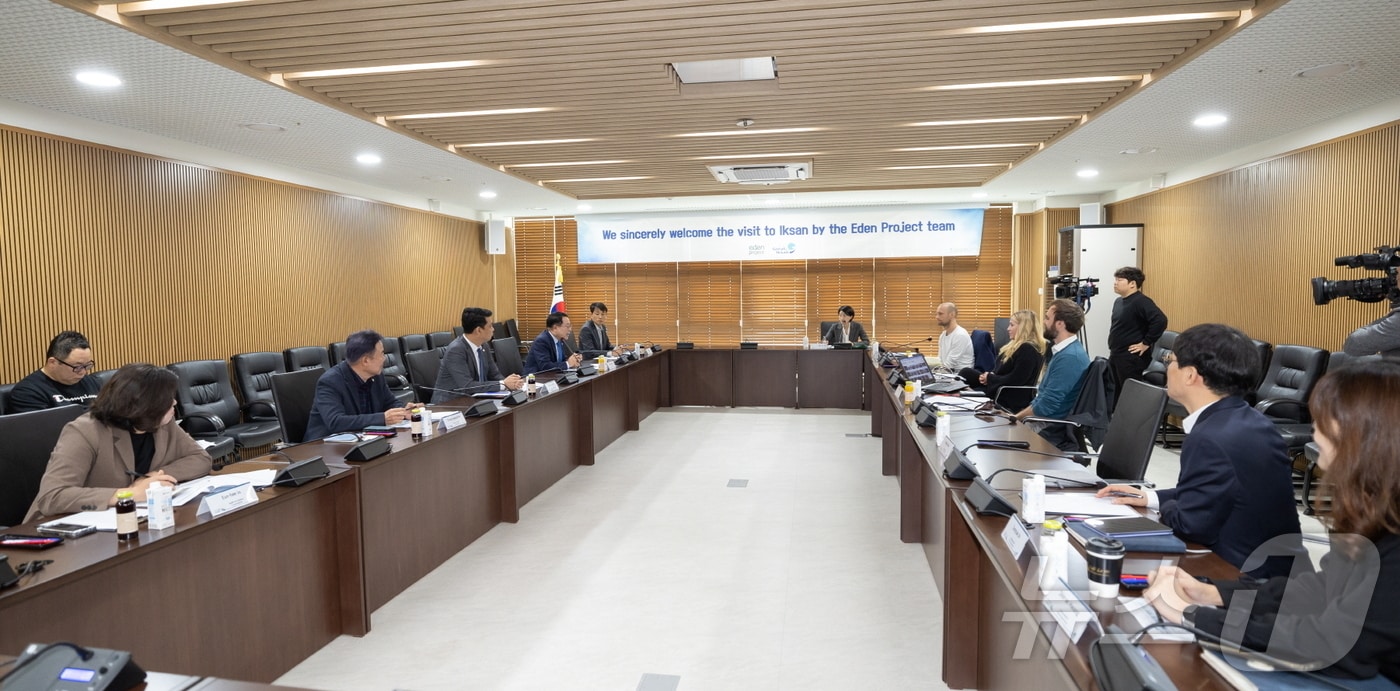 영국 &#39;에덴 프로젝트&#39; 팀이 4일 전북 익산시 왕궁면 정착 농원 일대를 방문해 새 프로젝트의 가능성을 놓고 의견을 나누고 있다.&#40;익산시 제공&#41; 2024.11.4/뉴스1