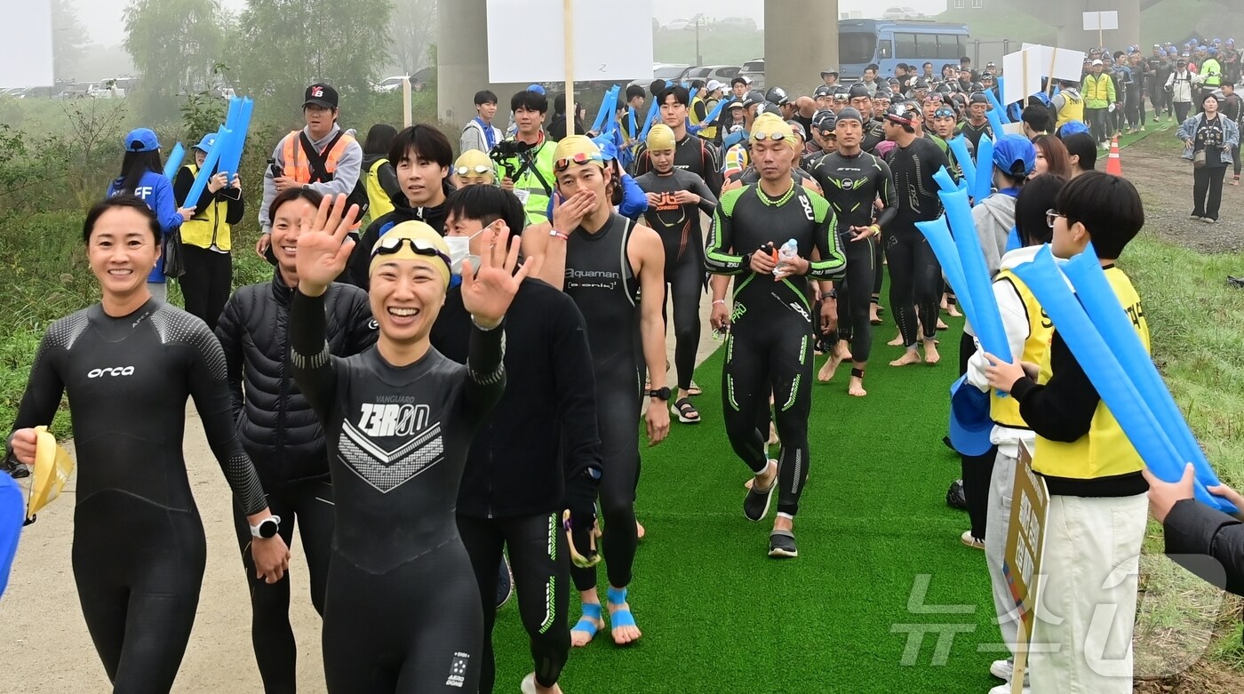 2024 고령군수배 대가야 전국 철인 3종대회에 참가한 선수들이 낙동강 수영을 하기위해 입장하고 있다. &#40;고령군 제공&#41; 2024.11.4/뉴스1