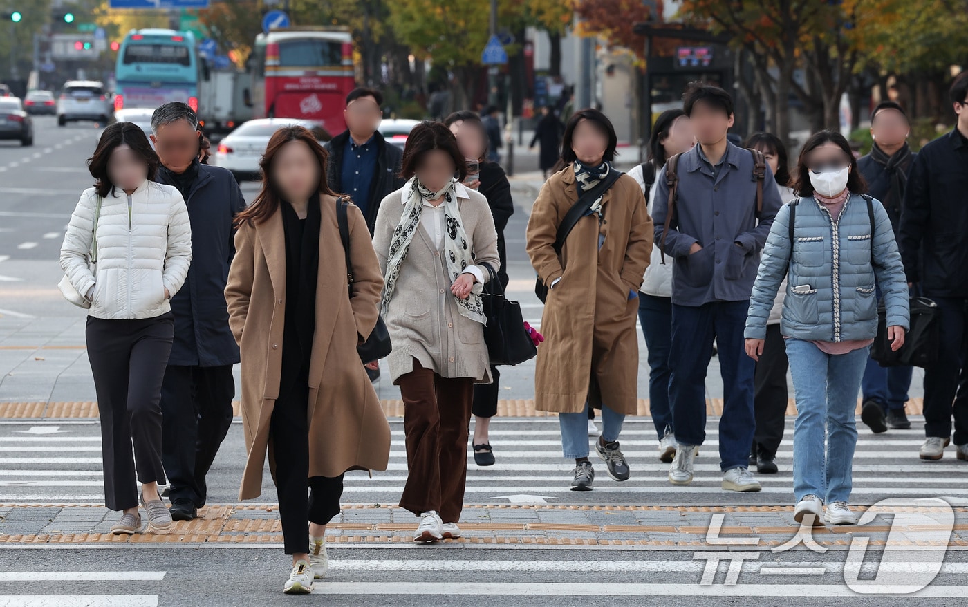 아침 기온이 10도 가량 떨어져 5도 내외의 쌀쌀한 날씨를 보인 5일 서울 세종대로 광화문사거리에서 시민들이 두터운 외투를 입은 채 출근길을 서두르고 있다. 2024.11.5/뉴스1 ⓒ News1 김성진 기자