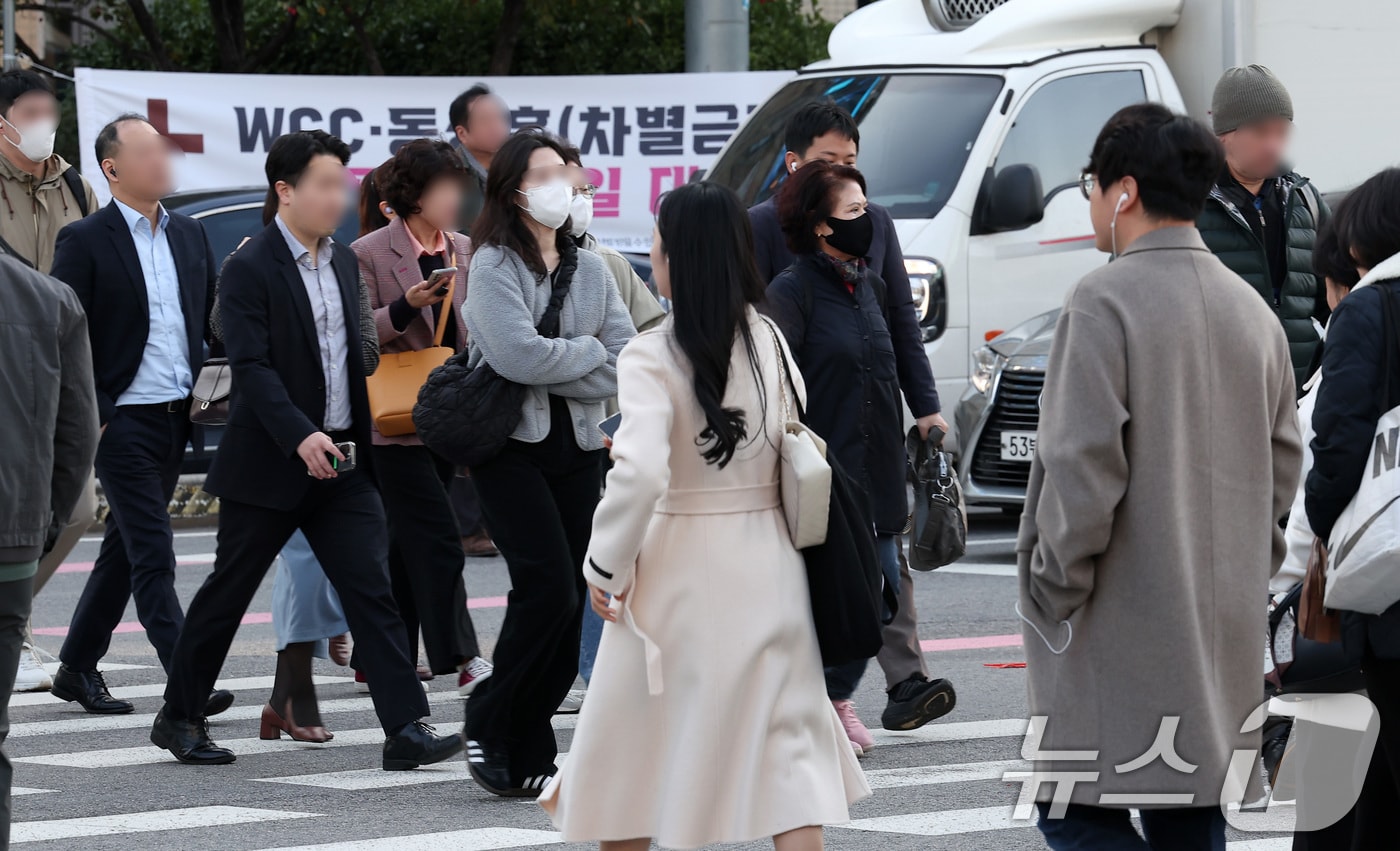 아침 기온이 10도 가량 떨어져 5도 내외의 쌀쌀한 날씨를 보인 5일 서울 세종대로 광화문사거리에서 시민들이 두터운 외투를 입은 채 출근길을 서두르고 있다. 2024.11.5/뉴스1 ⓒ News1 김성진 기자