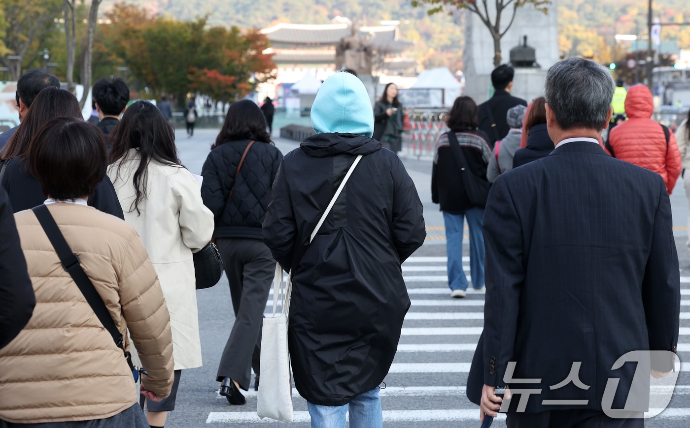 시민들이 두터운 외투를 입은 채 출근길을 서두르고 있다. &#40;사진은 기사 내용과 무관함&#41; / 뉴스1 ⓒ News1