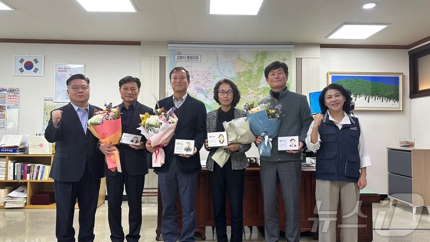 4일 고양시청에서 열린 고공노의 &#39;존경받는 간부공무원&#39; 시상식. 왼쪽부터 박원석부시장, 박노선 국장·이병영·이경희·황규영 과장, 장혜진 노조위원장. &#40;고공노 제공&#41;