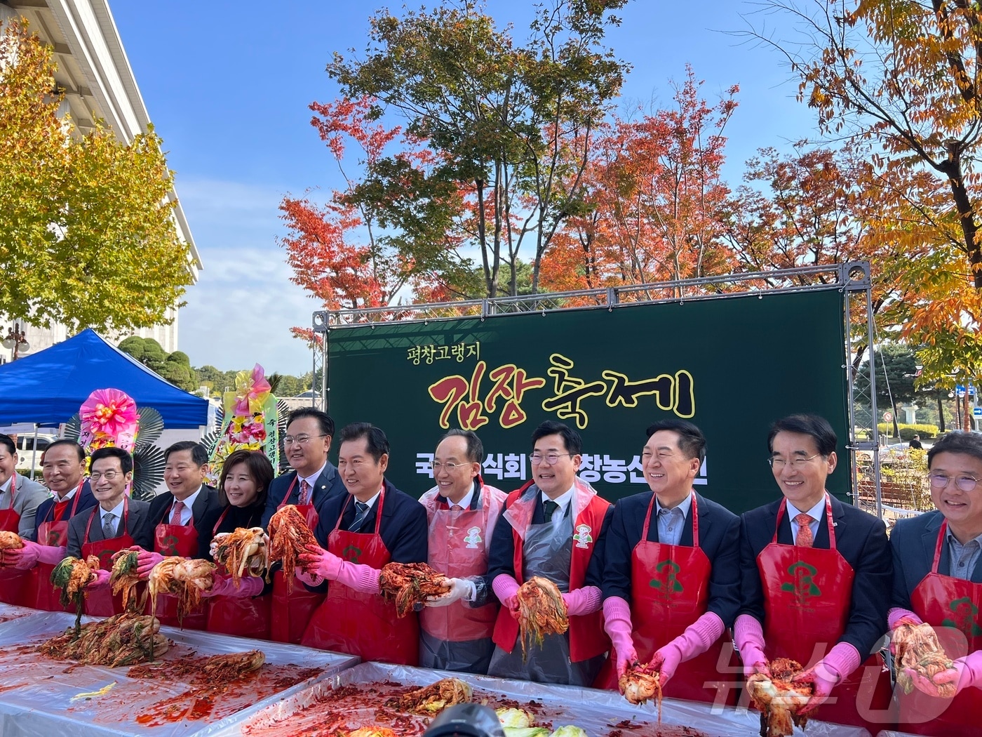 강원 평창군이 5일 서울 국회의사당 소통관 앞 광장에서 ‘평창 고랭지김장축제 국회 시식회 및 평창농산물전’을 열었다. &#40;평창군 제공&#41; 2024.11.5/뉴스1