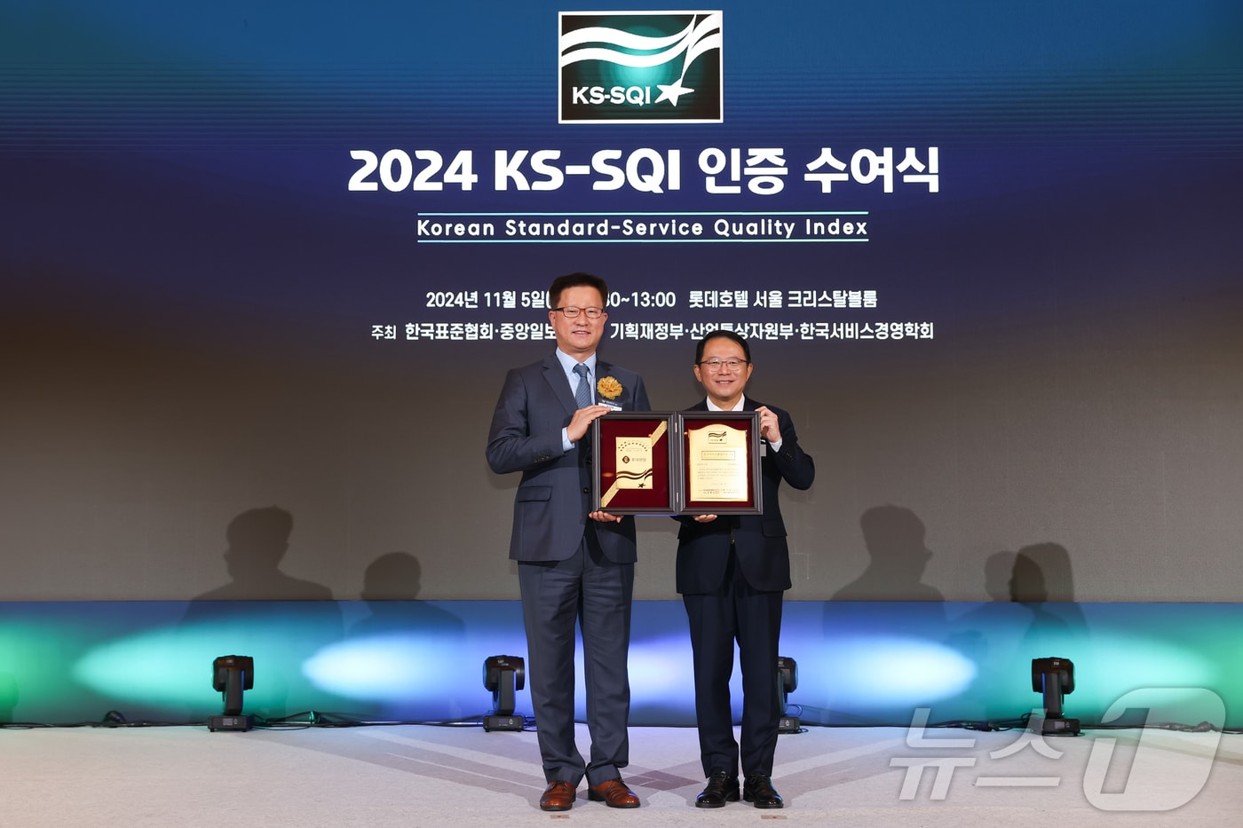 롯데렌터카가 2024 한국서비스품질지수&#40;KS-SQI&#41; 렌터카 부문에서 1위를 차지했다. 5일 서울 중구 롯데호텔에서 열린 시상식에서 이승연 롯데렌탈 개인영업본부장&#40;왼쪽&#41;과 강명수 한국표준협회 회장이 기념촬영을 하고 있다.&#40;롯데렌탈 제공&#41;