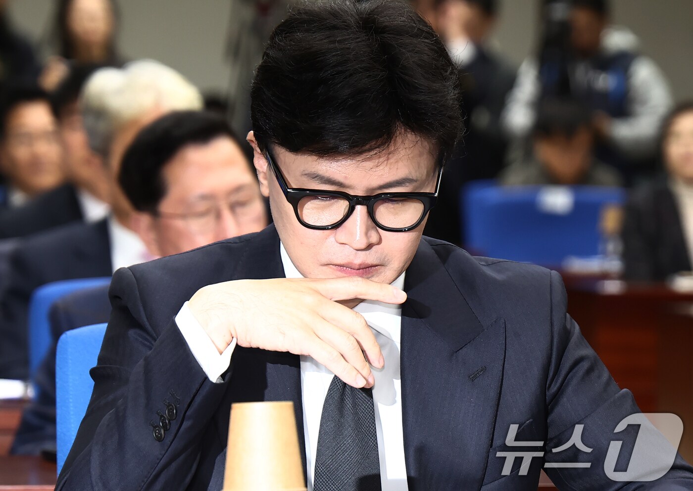 한동훈 국민의힘 대표가 5일 오후 서울 여의도 국회도서관에서 열린 2024 교육정책 학술 심포지엄 '교사:미래를 바꾸는 희망'에 참석해 고심하고 있다. 2024.11.5/뉴스1 ⓒ News1 김민지 기자