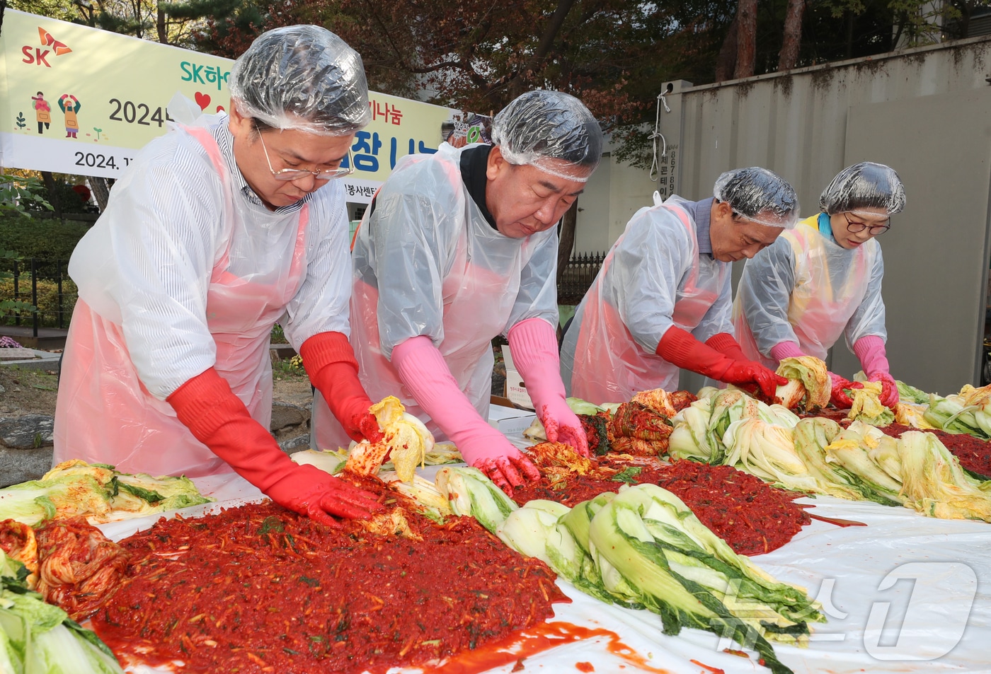 충북 청주시와 SK하이닉스는 5일 &#39;2024년 사랑의 김장나눔&#39; 봉사를 진행했다.&#40;청주시 제공&#41;.2024.11.5/뉴스1 