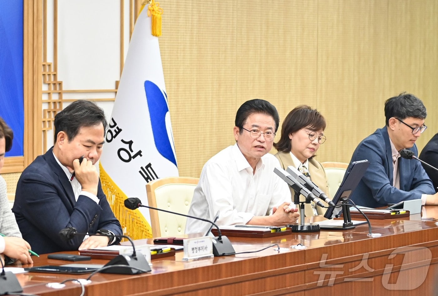 이철우 경북지사가 5일 도청에서 연 APEC 경주 준비사항 점검회의에서 &#34;역대 가장 성공한 행사를 만들자&#34;고 강조했다.ⓒ News1 김대벽기자