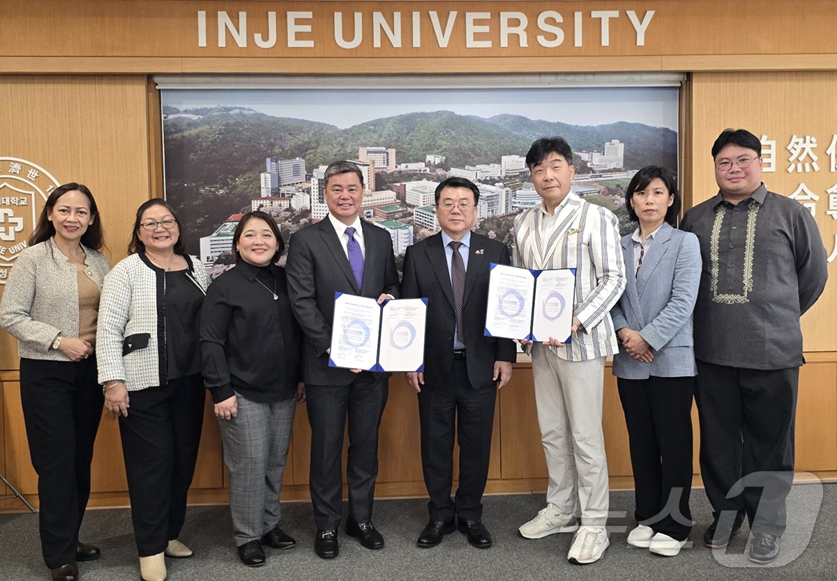 4일 인제대를 찾은 필리핀국립대학교 마닐라캠퍼스 관계자들과 인제대가 심혈관 및 대사질환 연구 협정을 체결하고 기념촬영을 하고 있다.&#40;인제대 제공&#41;