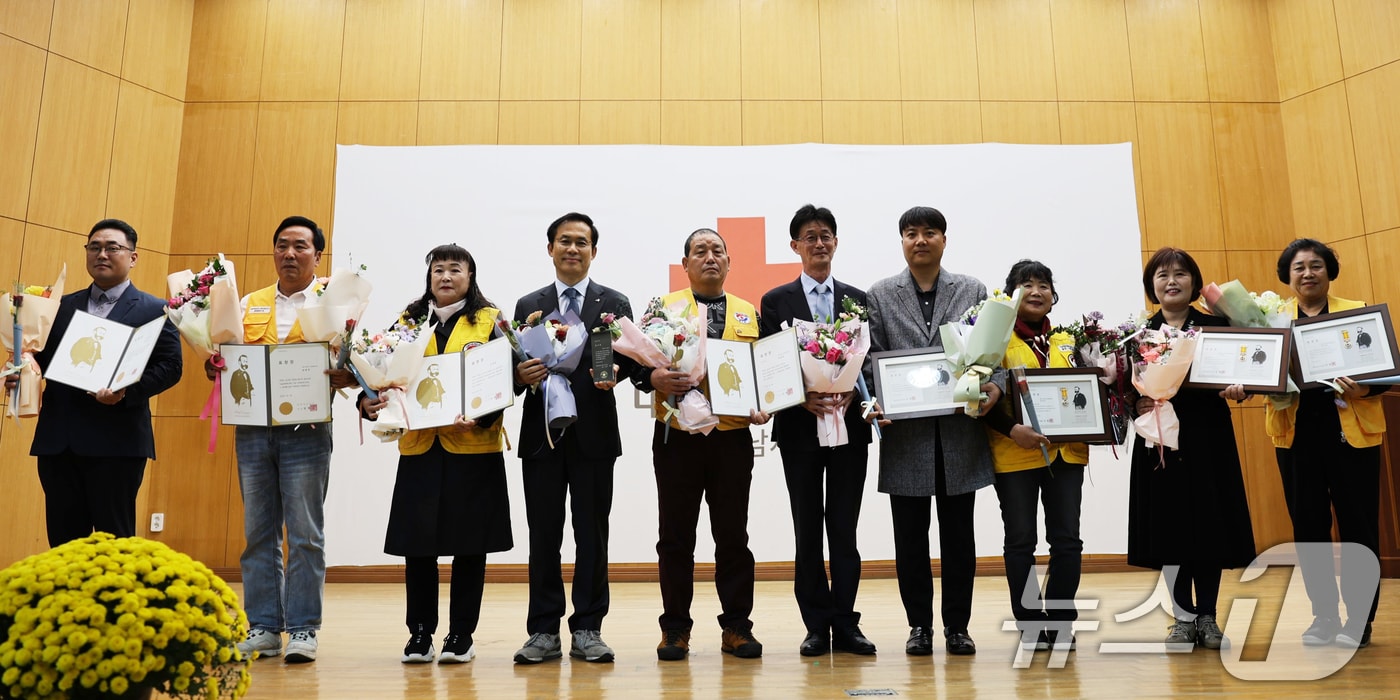 광주도시공사 대한적십자사 회장 감사패 수상.&#40;광주도시공사 제공&#41;/뉴스1 