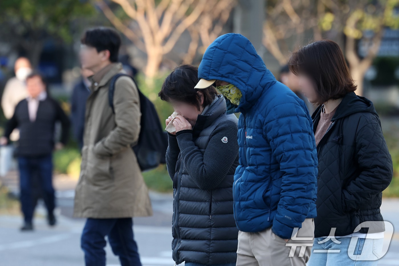  두터운 옷차림을 한 시민들이 출근길 발걸음을 재촉하고 있다./뉴스1 ⓒ News1 이동해 기자