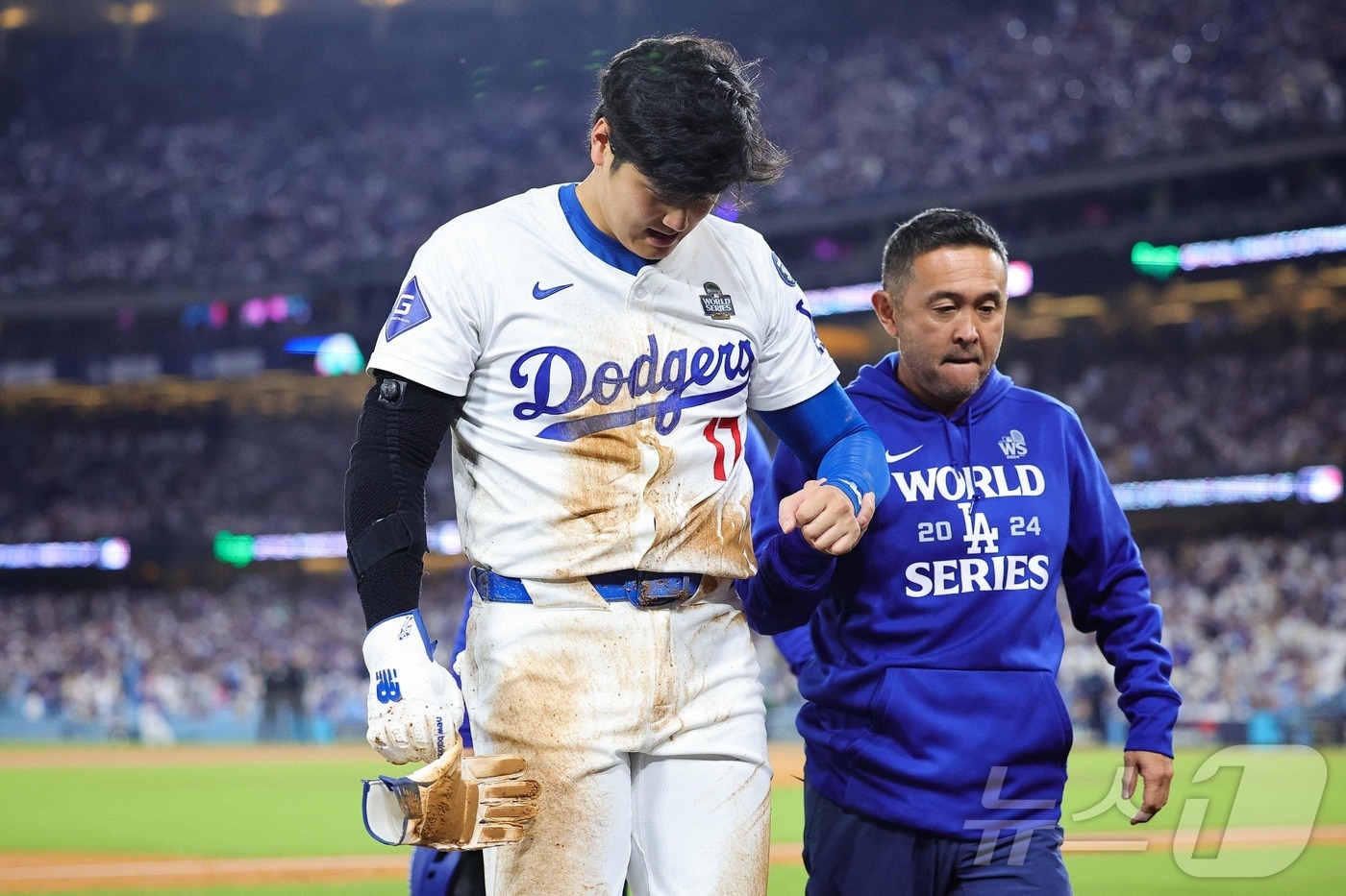 월드시리즈 2차전에서 어깨를 다친 오타니가 수술대에 올랐다. ⓒ AFP=뉴스1