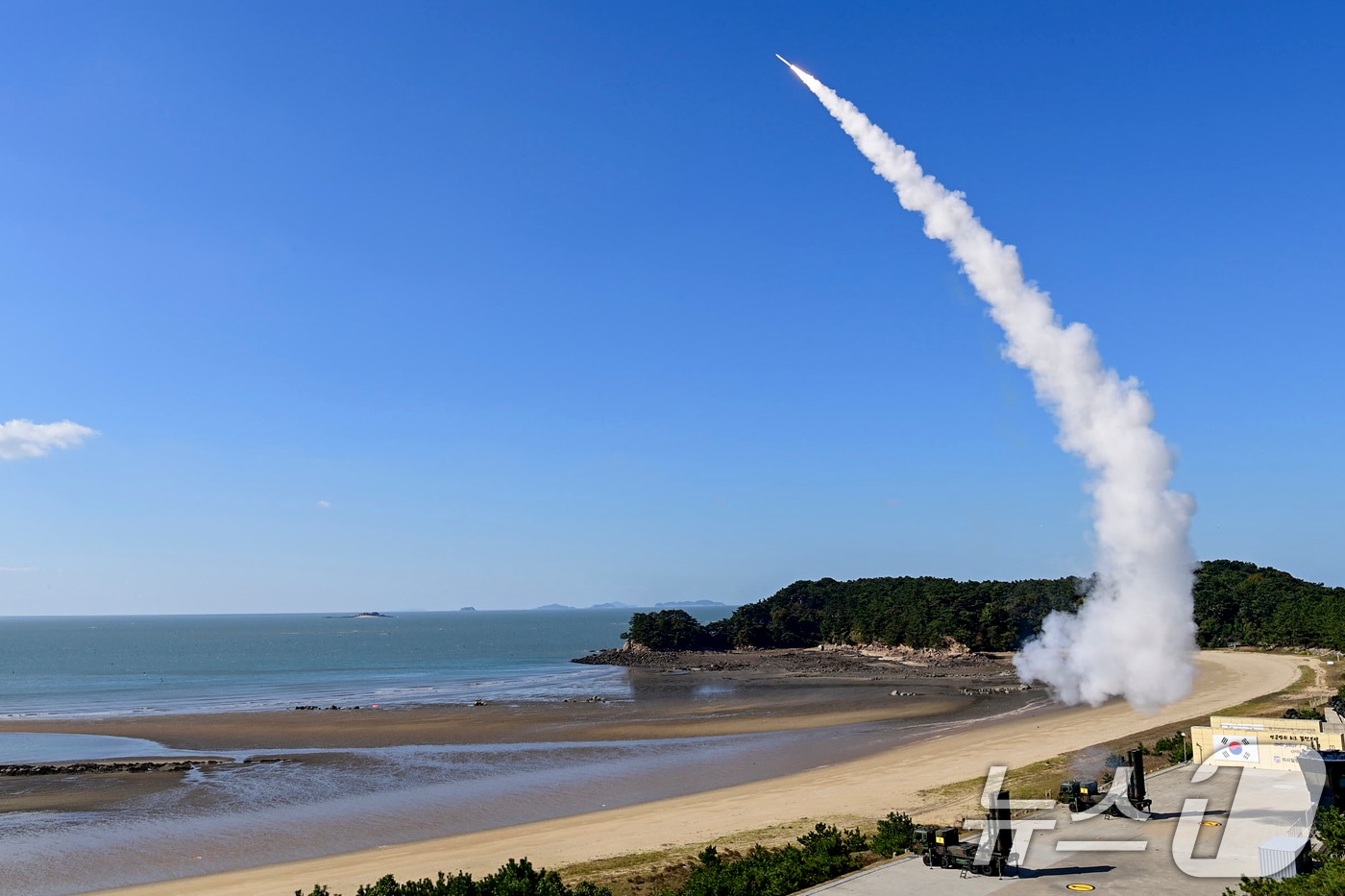 6일 서해지역에서 열린 유도탄 요격 실사격 훈련에서 천궁-Ⅱ 지대공유도탄이 가상의 표적을 향해 발사되고 있다. (합동참모본부 제공) 2024.11.6/뉴스1