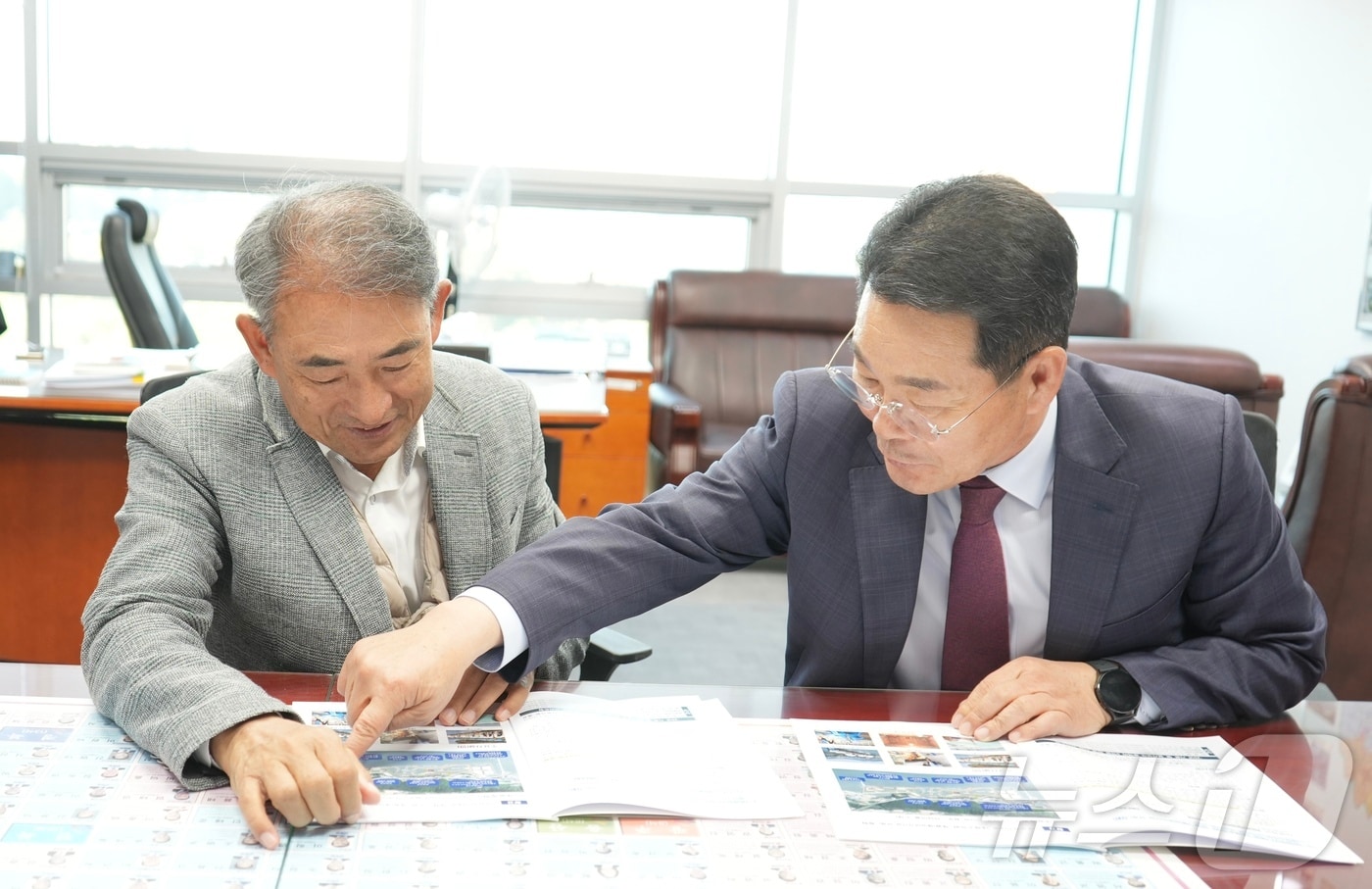 권익현 부안군수&#40;오른쪽&#41;이 6일 국회를 방문하고 윤준병 국회의원에게 부안군 주요사업을 설명하고 있다.&#40;부안군 제공&#41;2024.11.6/뉴스1 